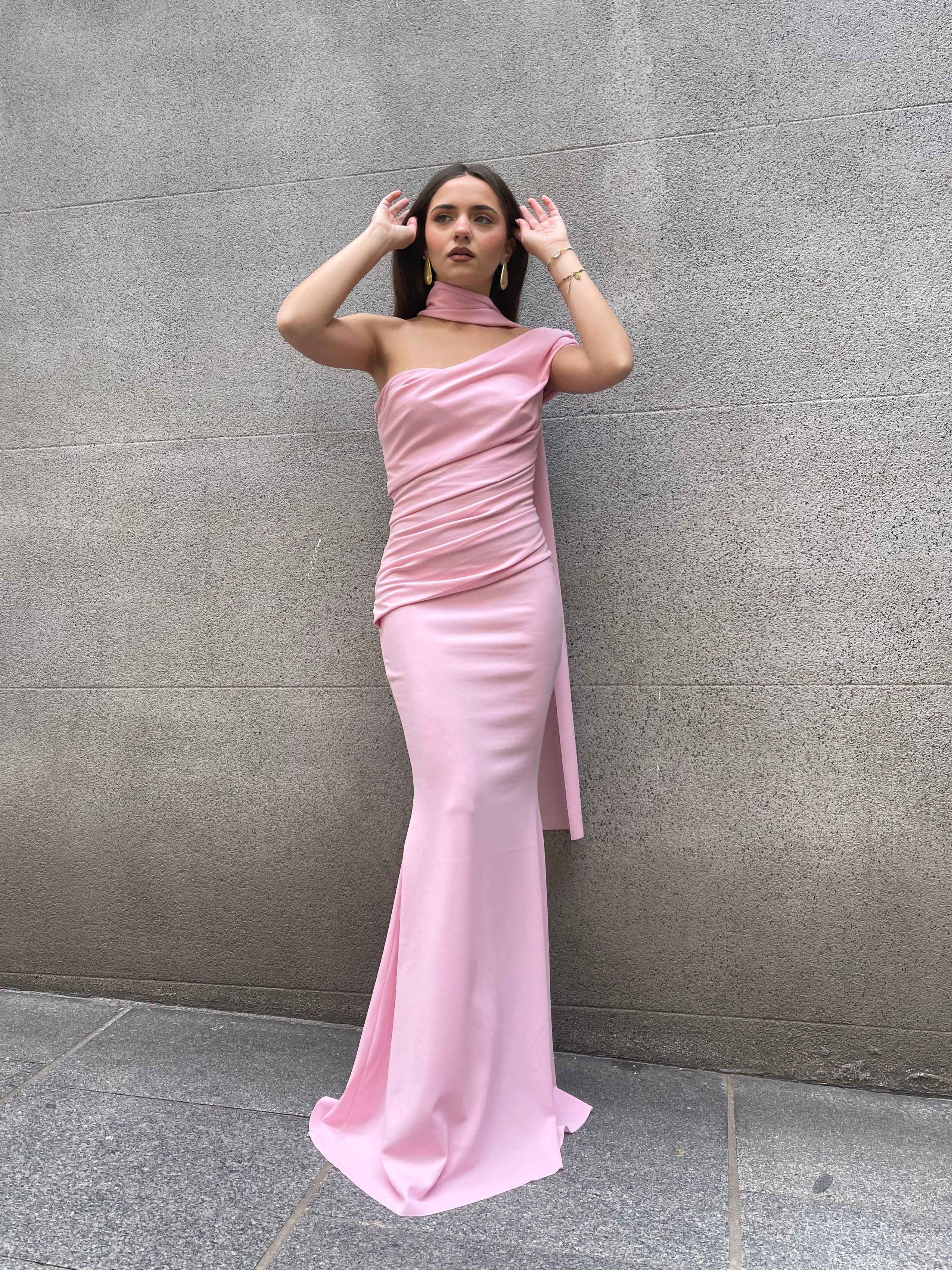 vestido-elegante-largo-drapeado-con-capa