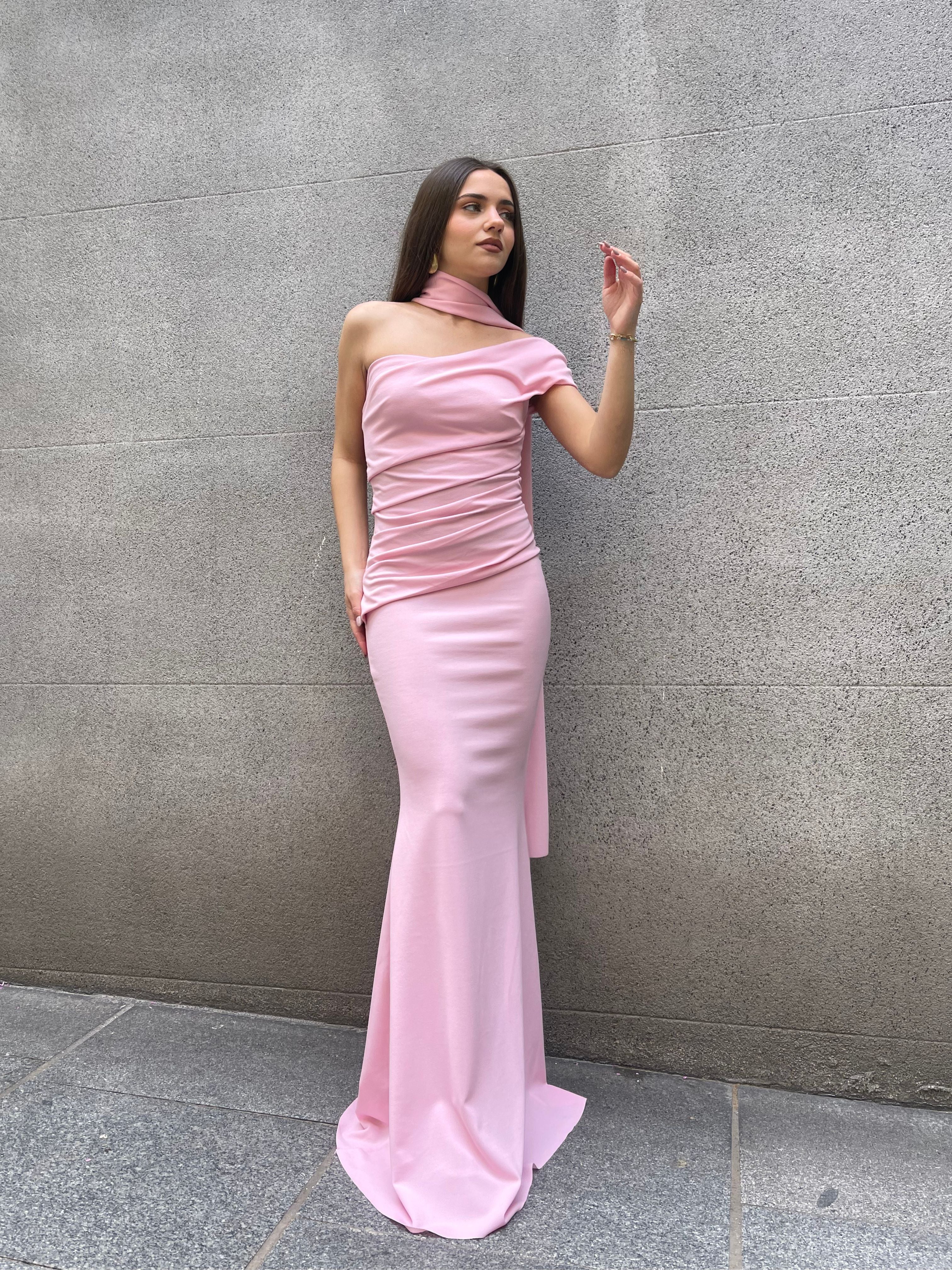 vestido-elegante-largo-drapeado-con-capa