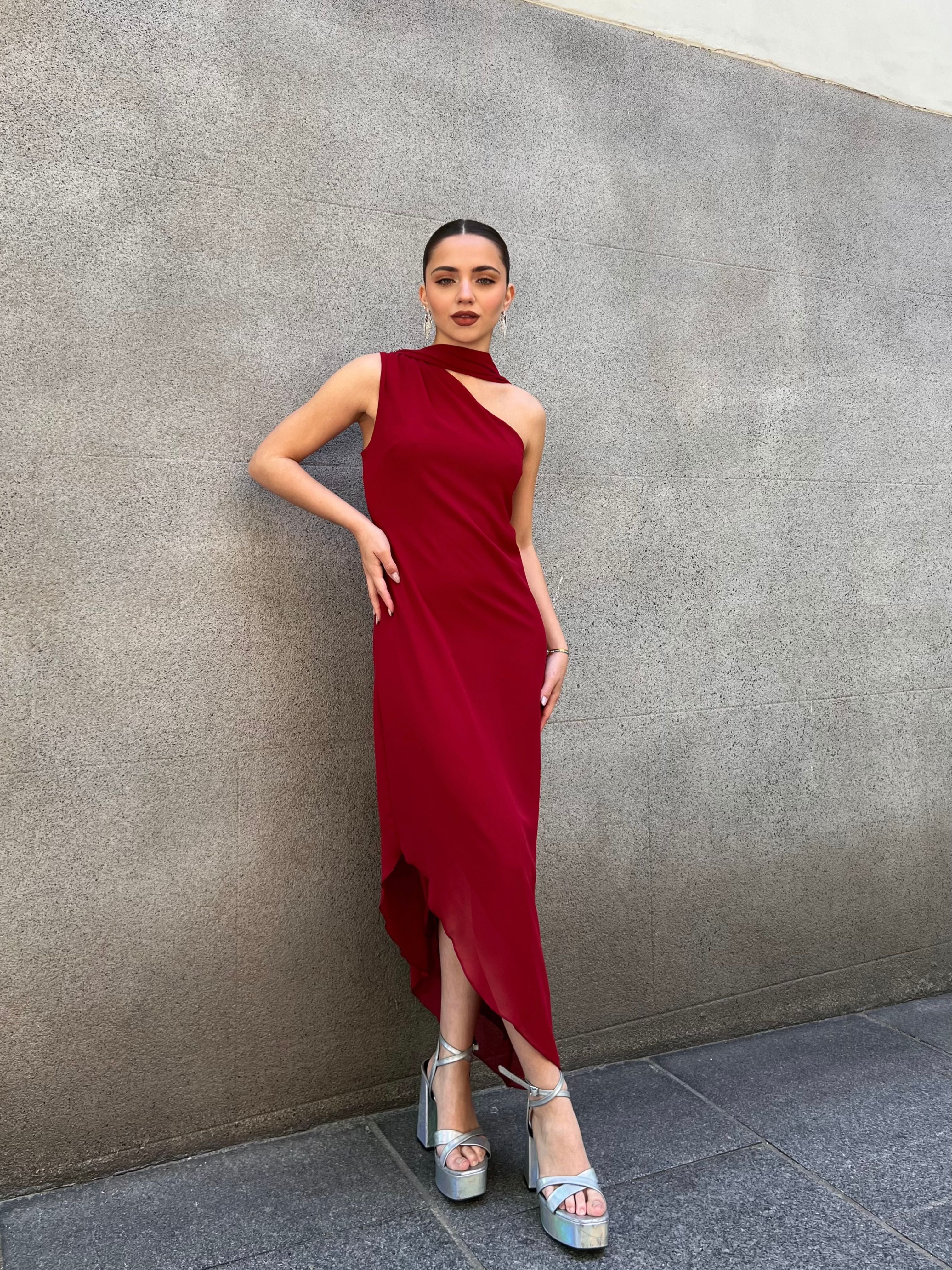 vestido-elegante-midi-asimetrico-con-capa-rojo