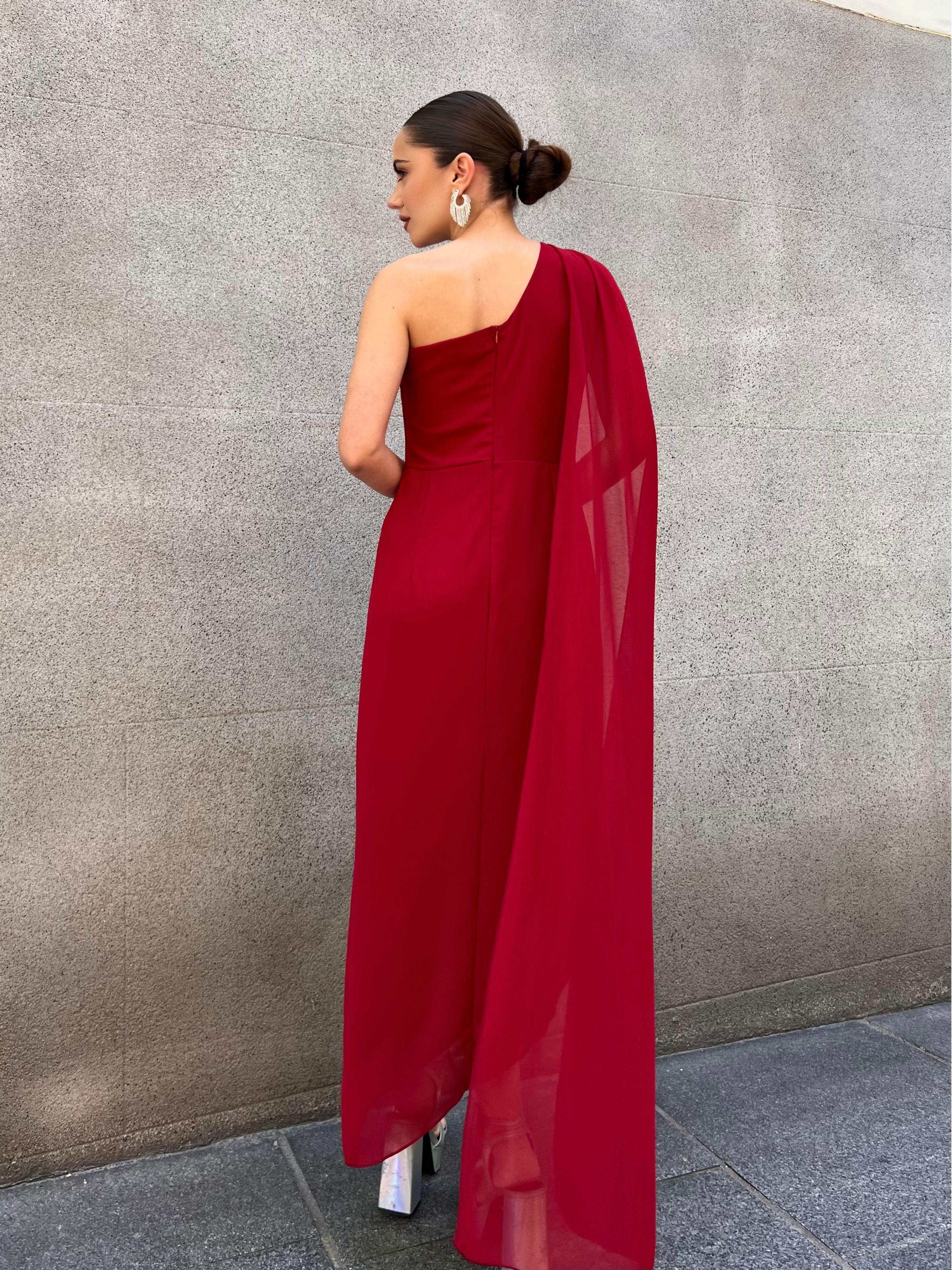 vestido-elegante-midi-asimetrico-con-capa-rojo