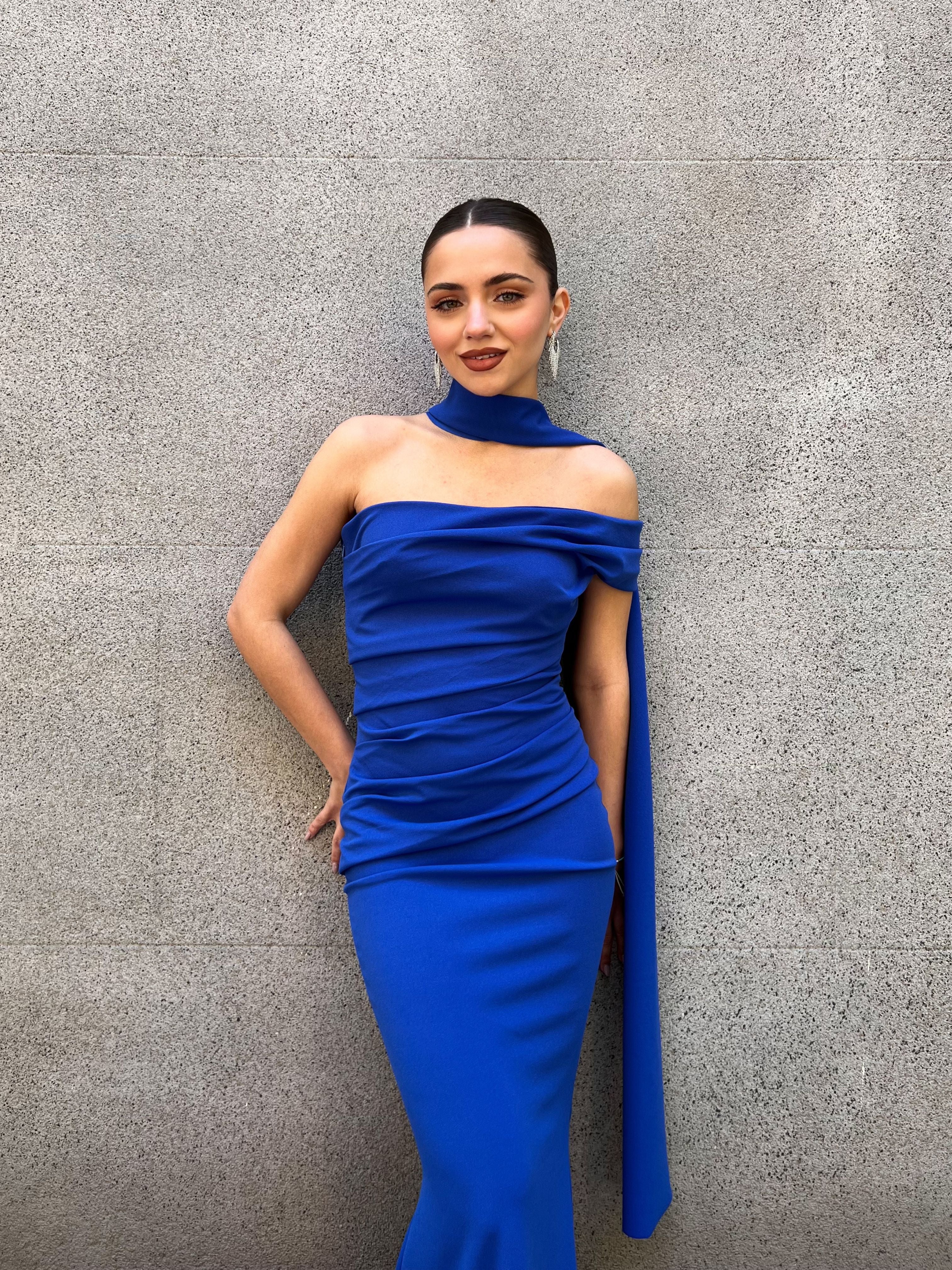 vestido-elegante-largo-drapeado-con-capa