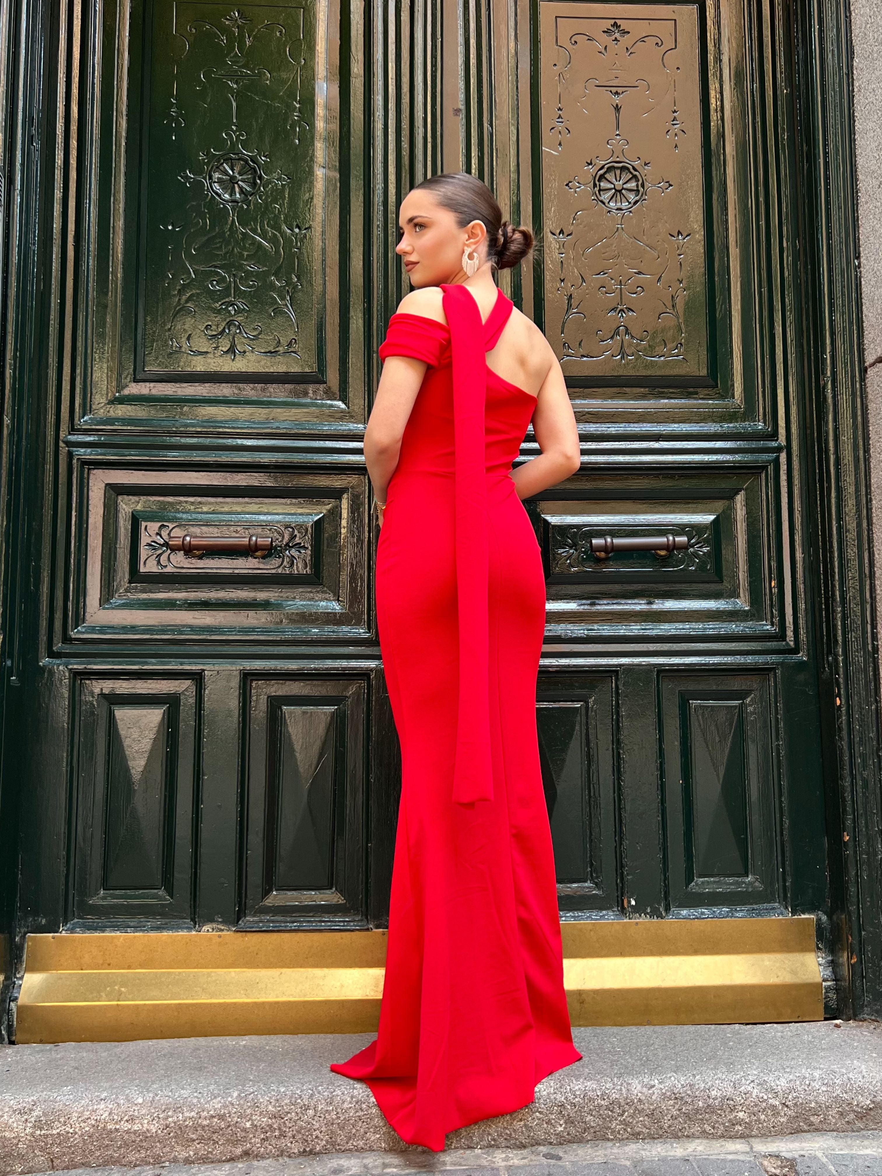 vestido-elegante-largo-drapeado-con-capa
