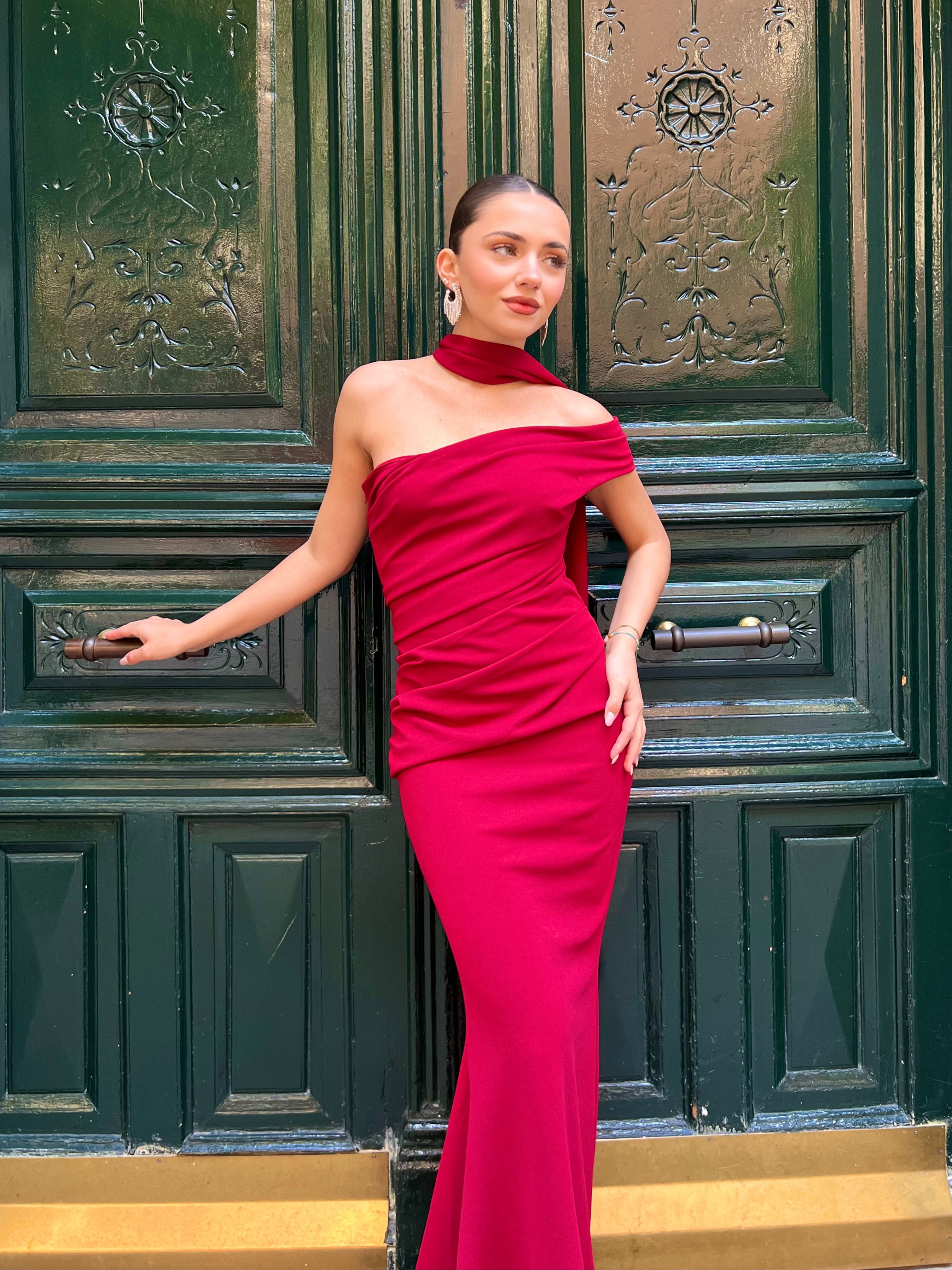 vestido-elegante-largo-drapeado-con-capa