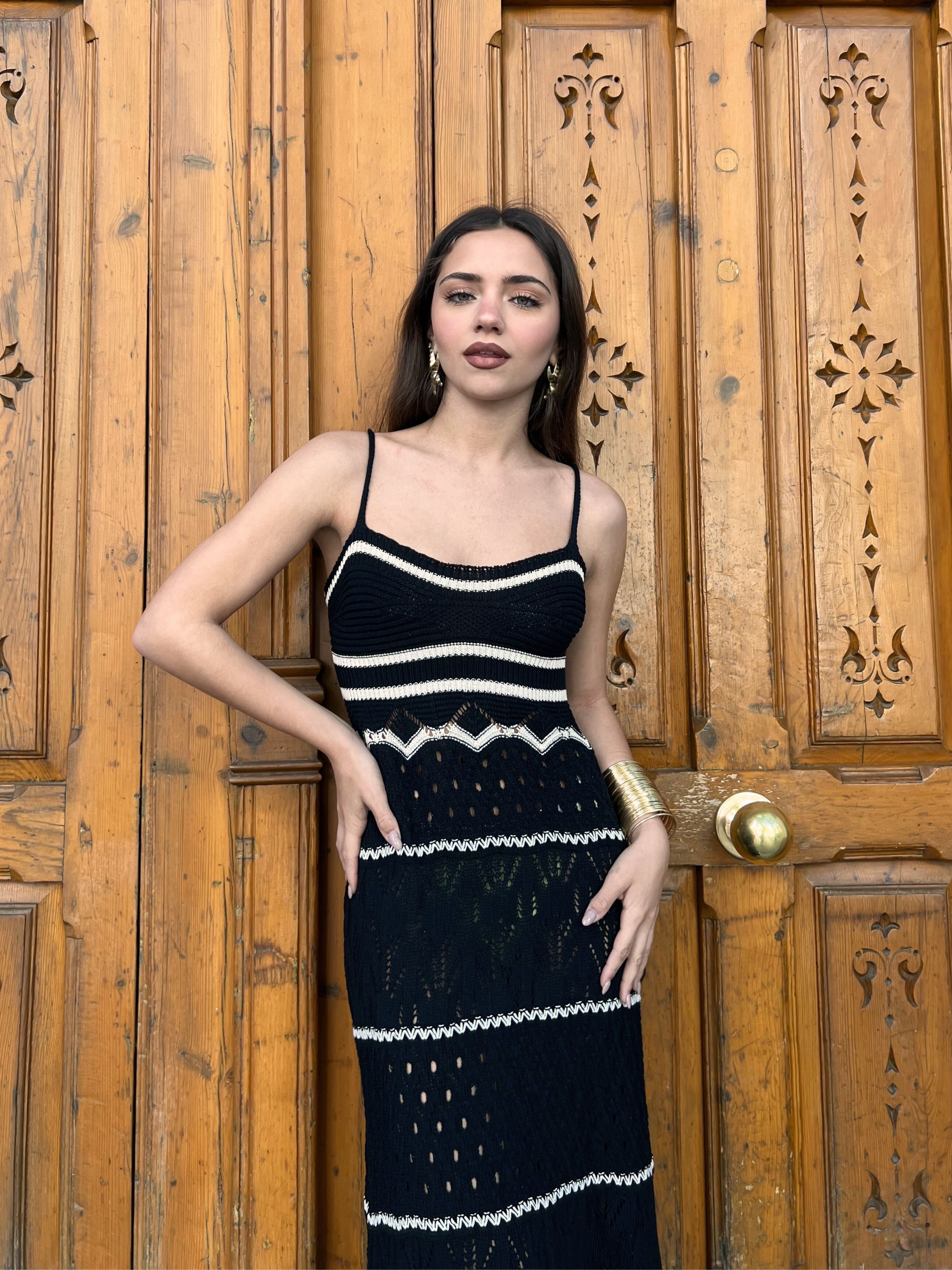 vestido-largo-de-punto-calado-y-tirantes