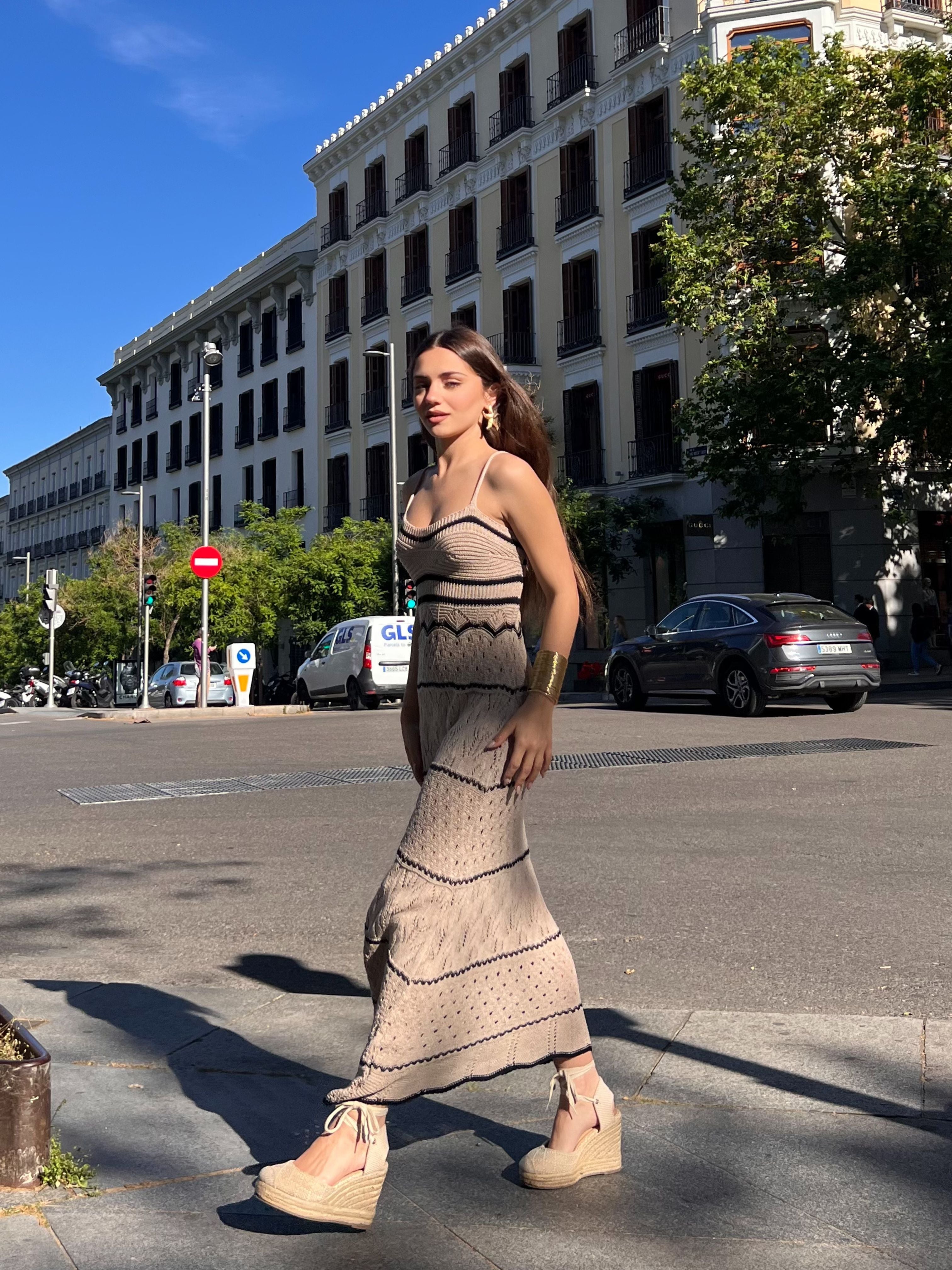 vestido-largo-de-punto-calado-y-tirantes