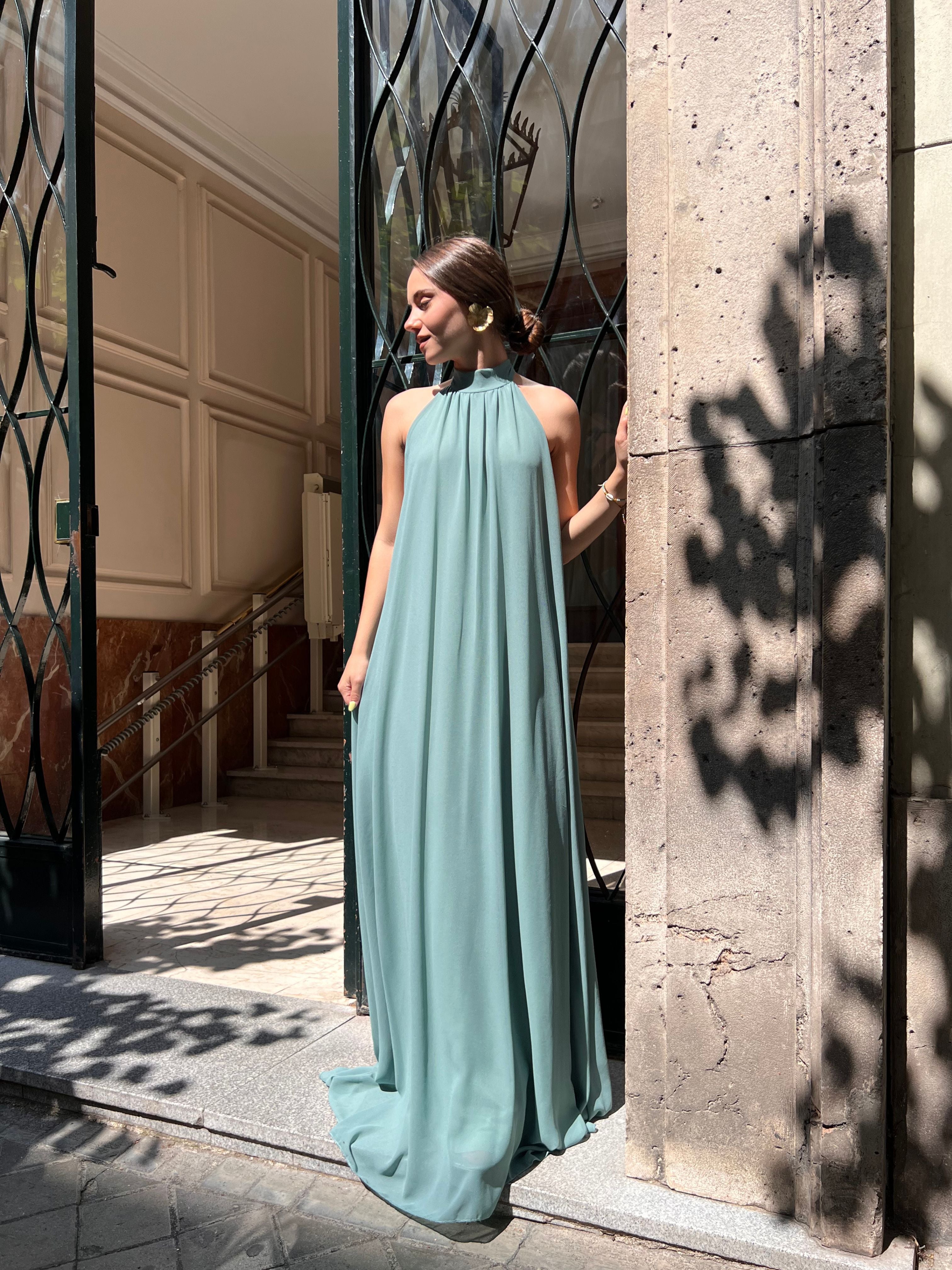 Vestido largo de gasa con escote halter atado al cuello