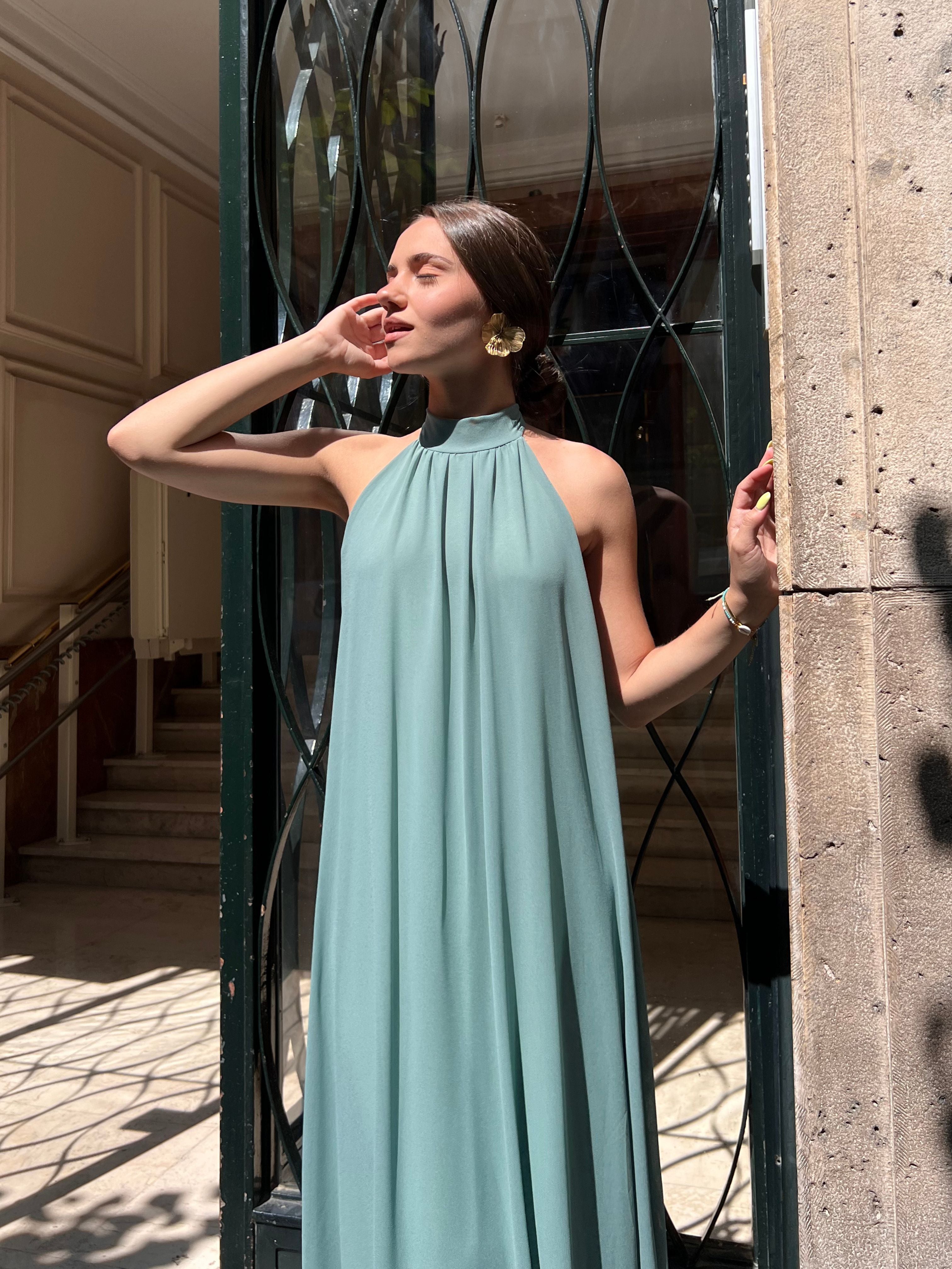 Vestido largo de gasa con escote halter atado al cuello