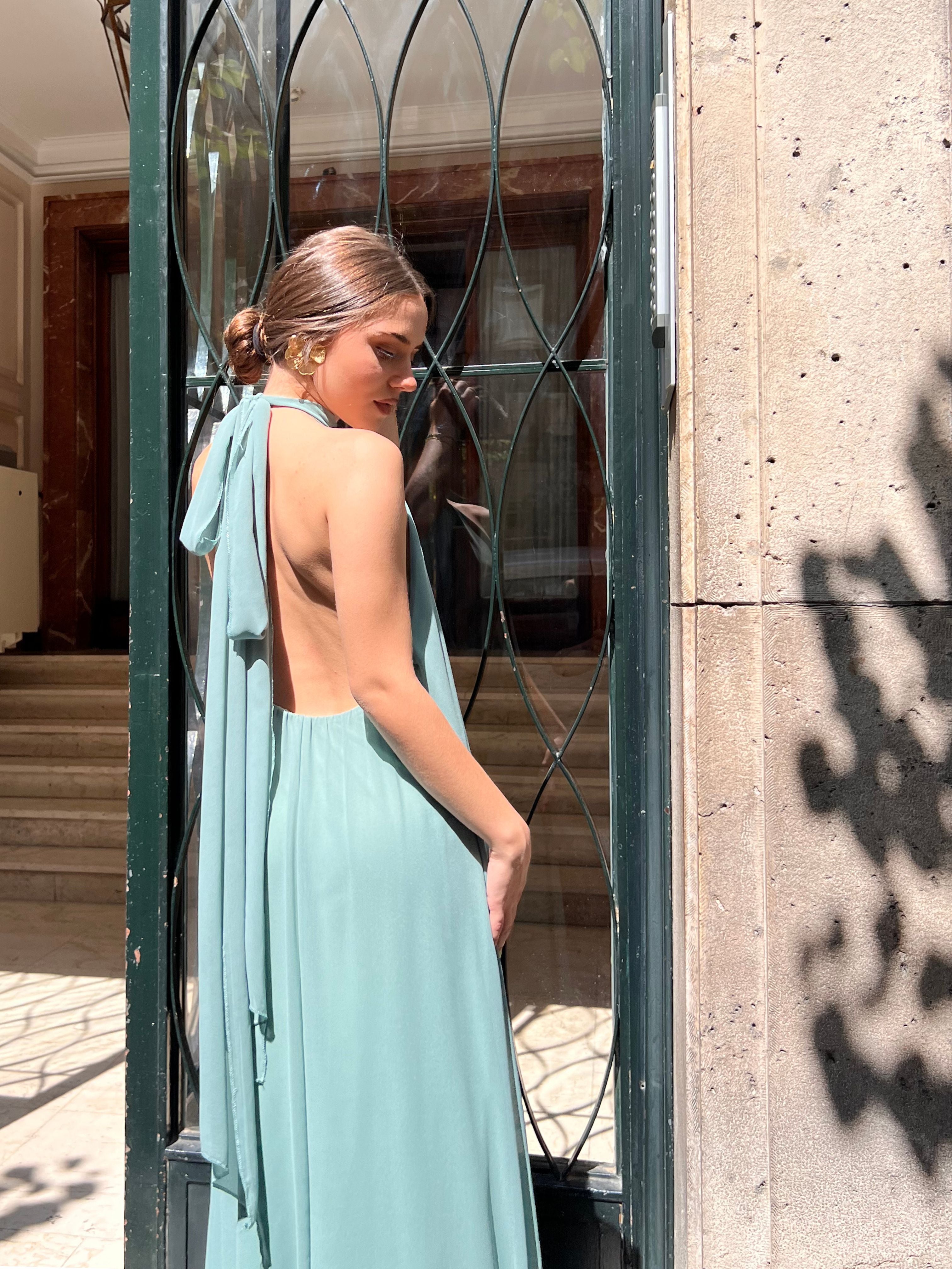 Vestido largo de gasa con escote halter atado al cuello