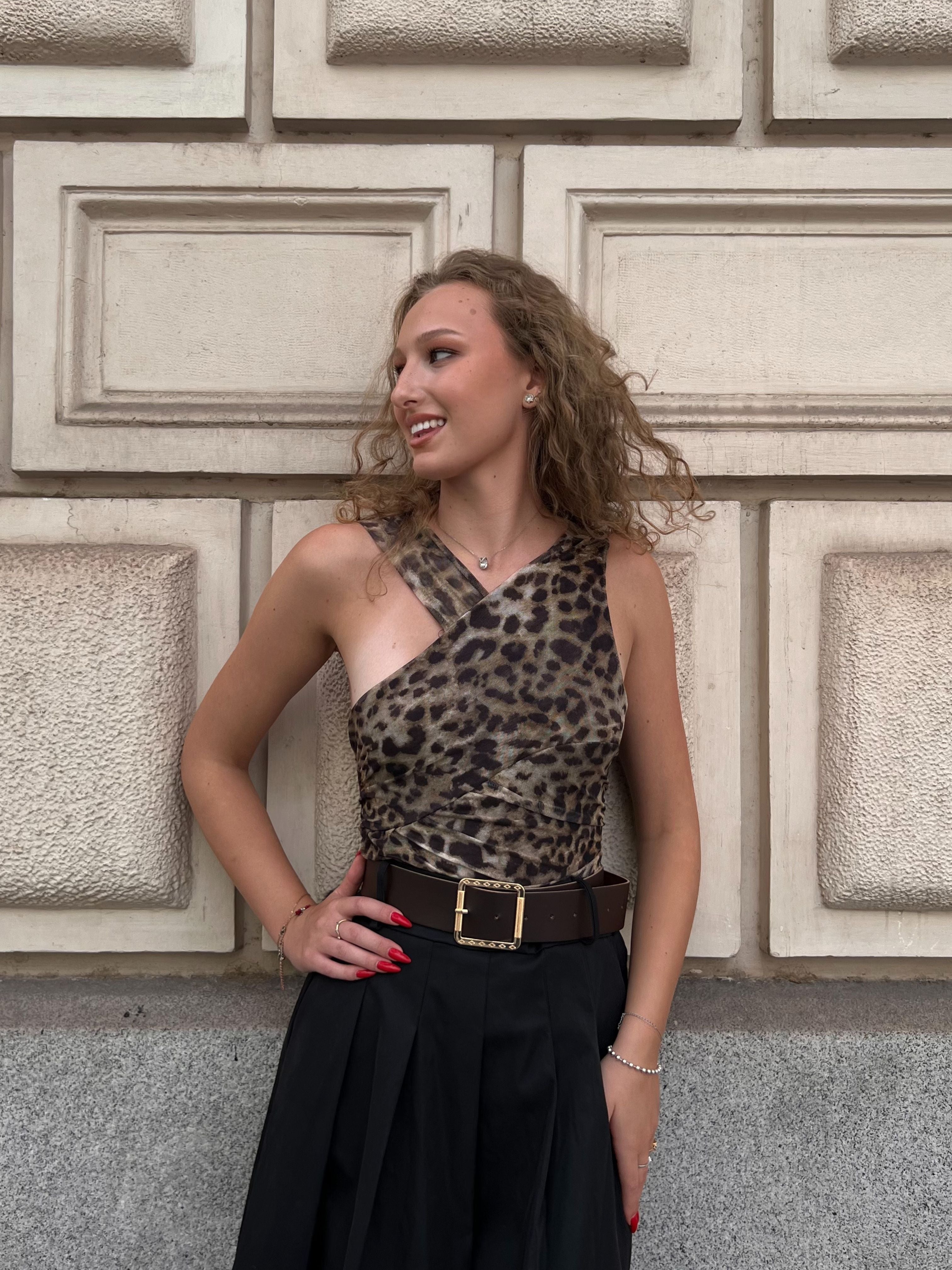 BODY DE TUL ESTAMPADO LEOPARDO ESCOTE ASIMETRICO CASUAL