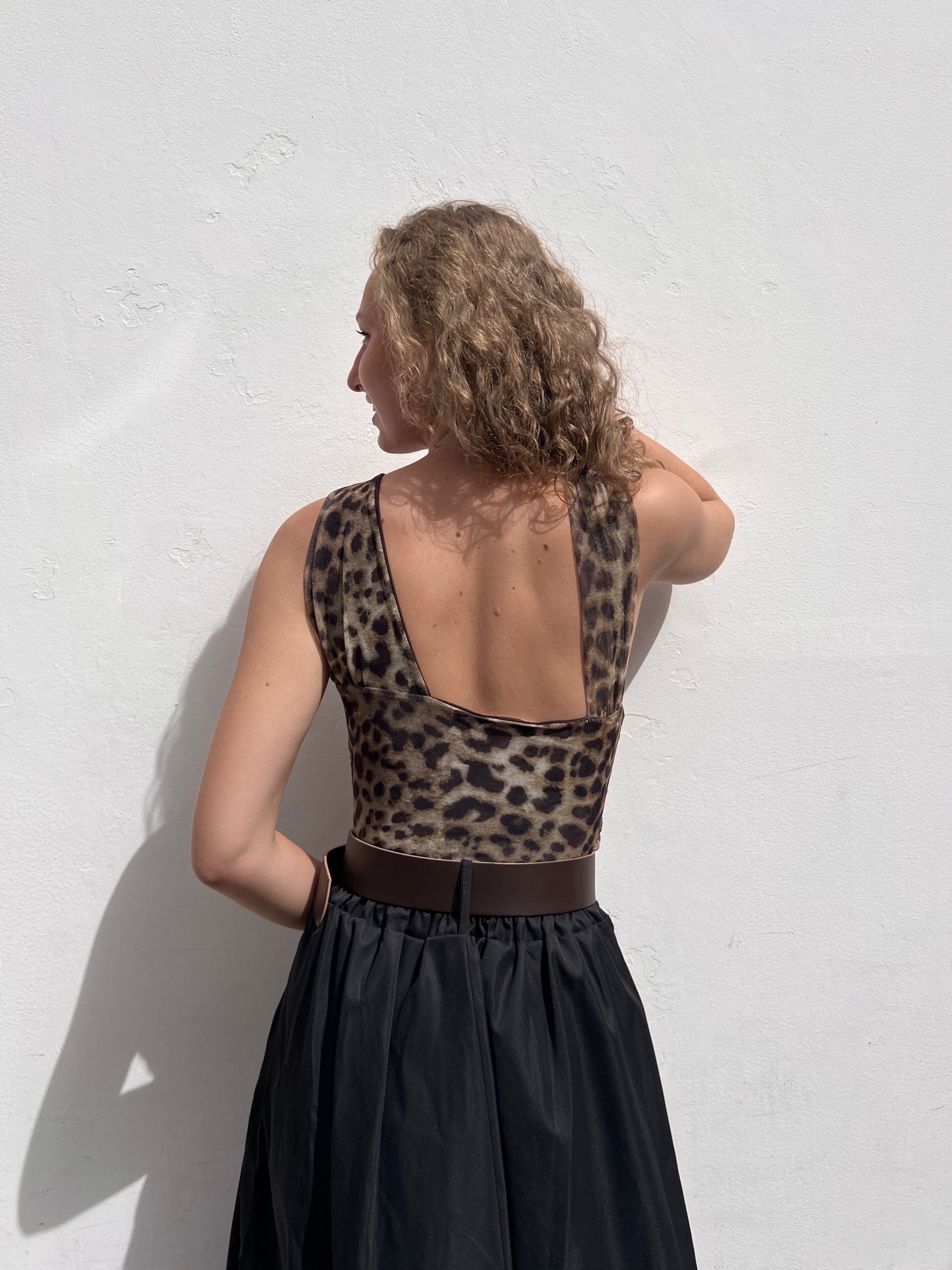 BODY DE TUL ESTAMPADO LEOPARDO ESCOTE ASIMETRICO CASUAL