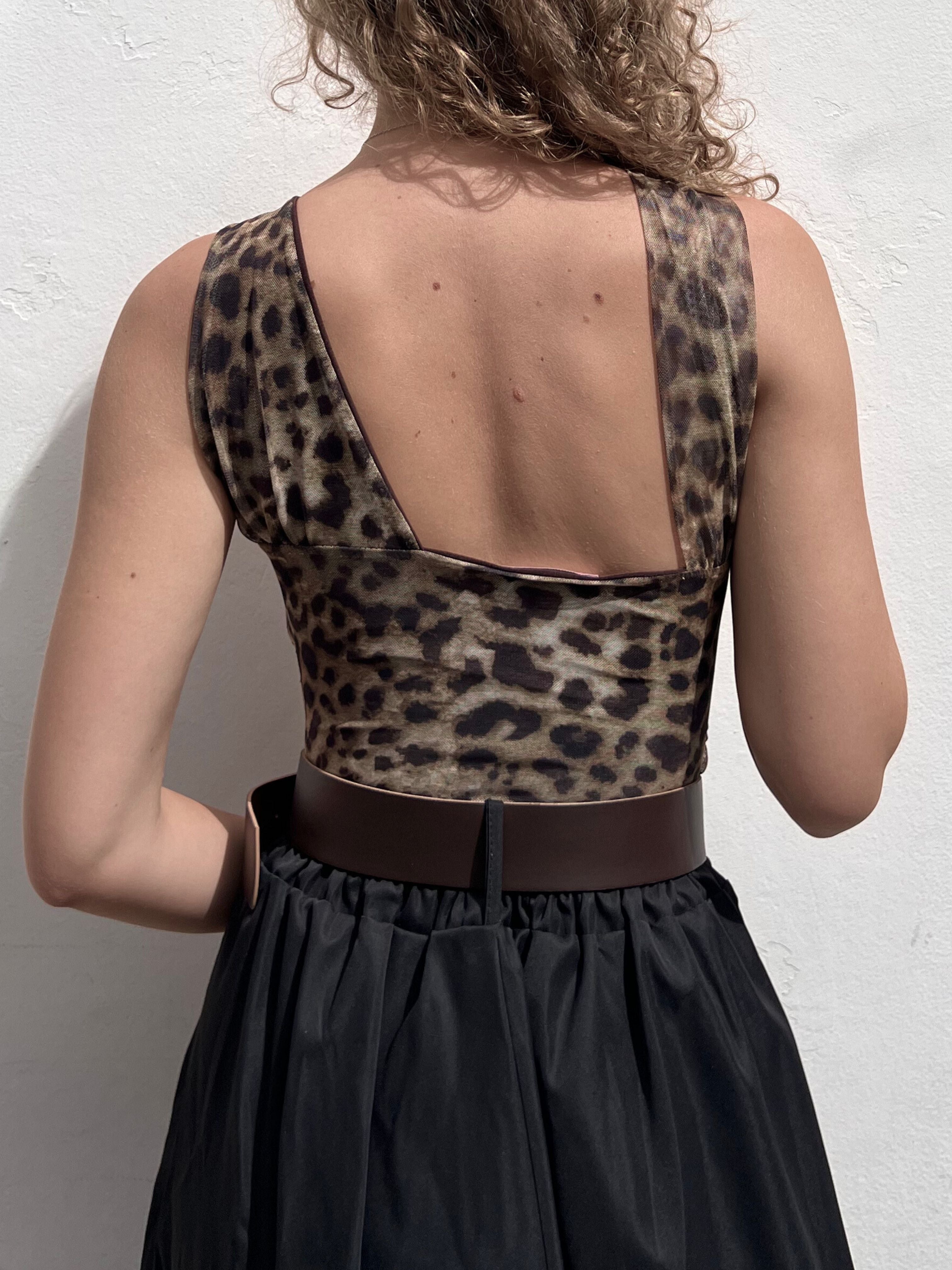 BODY DE TUL ESTAMPADO LEOPARDO ESCOTE ASIMETRICO CASUAL