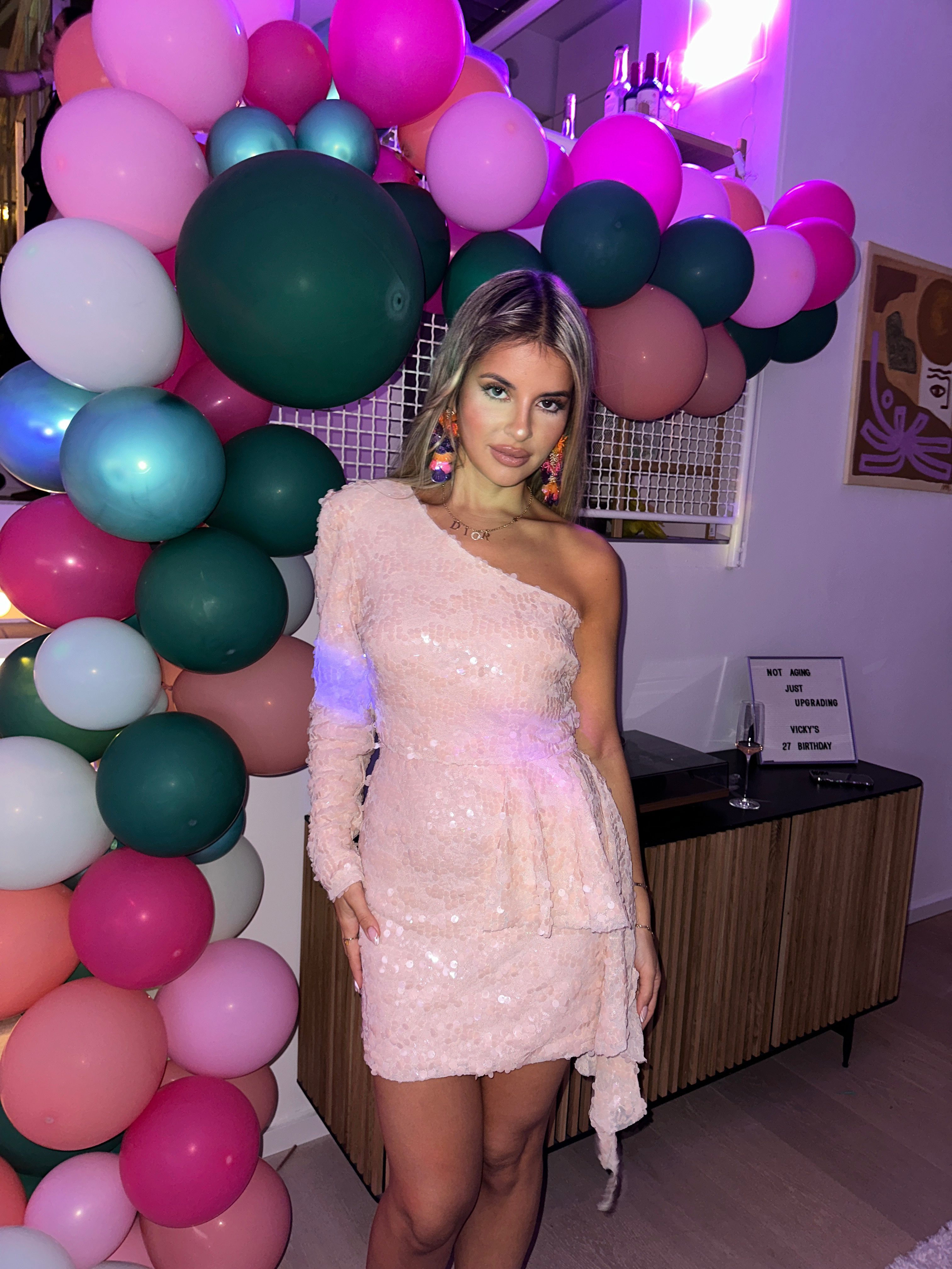 Vestido asimétrico con manga larga y abullonada con hombrera