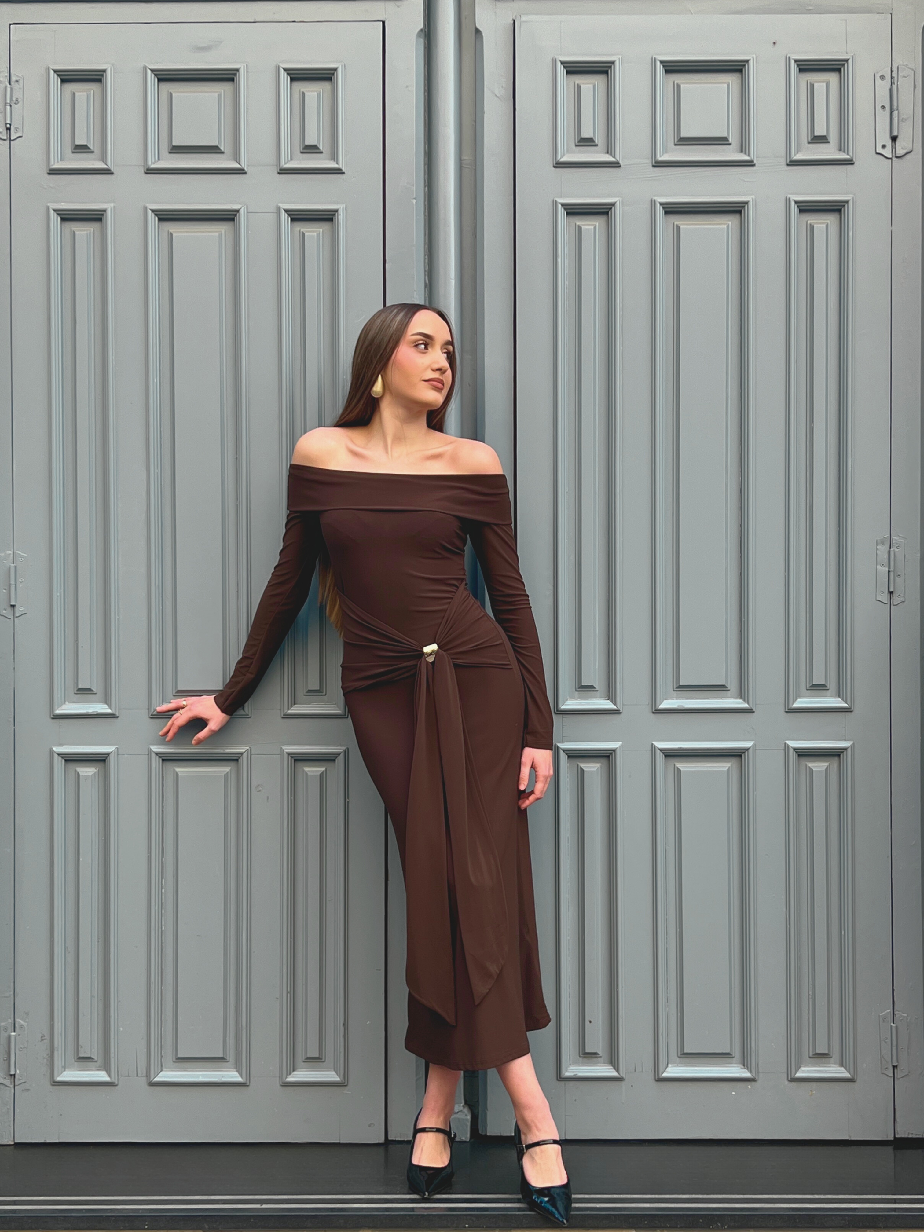 vestido-hombros-descubiertos-manga-larga