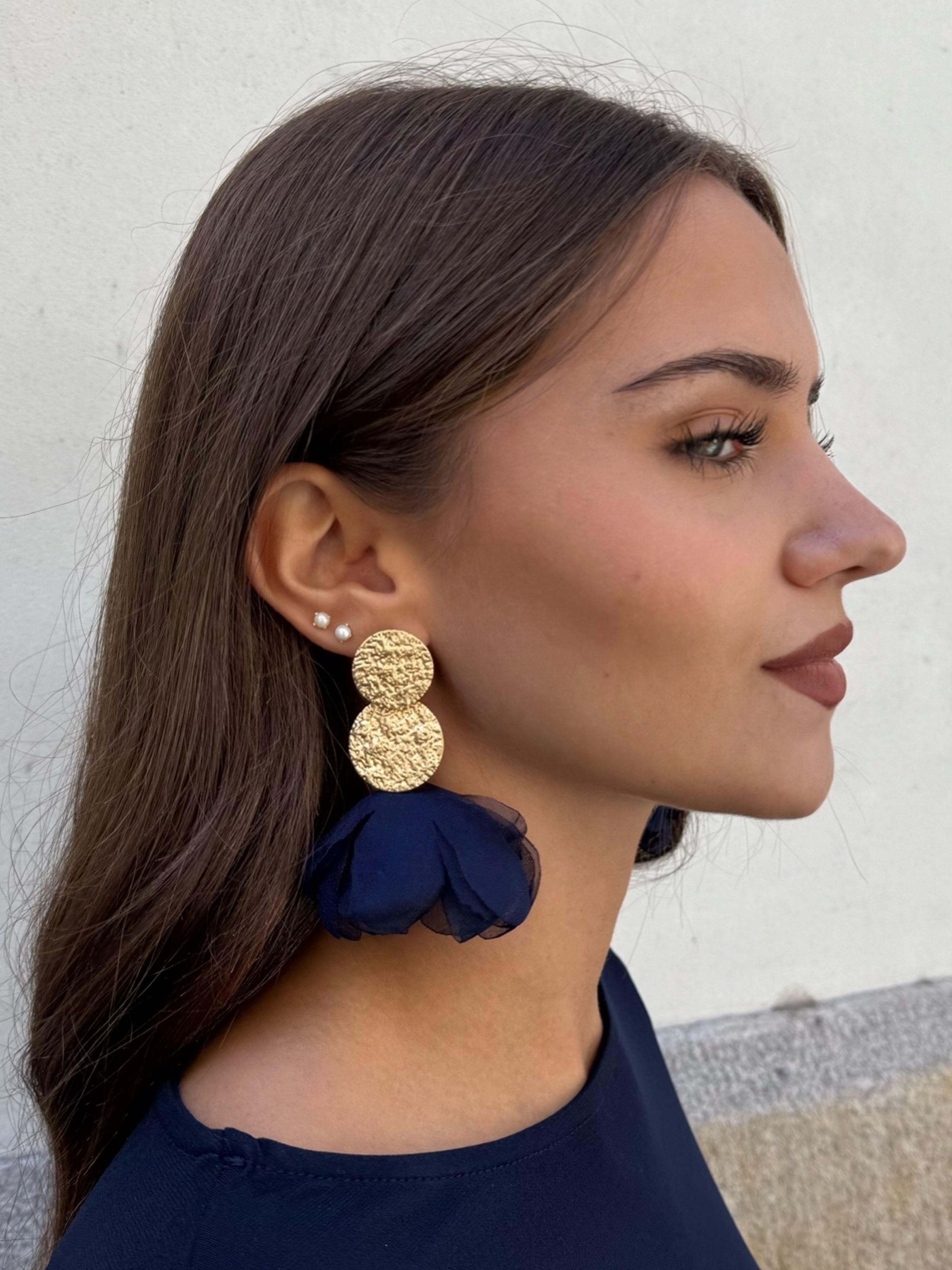 pendientes-grandes-detalle-flor-azul-marino