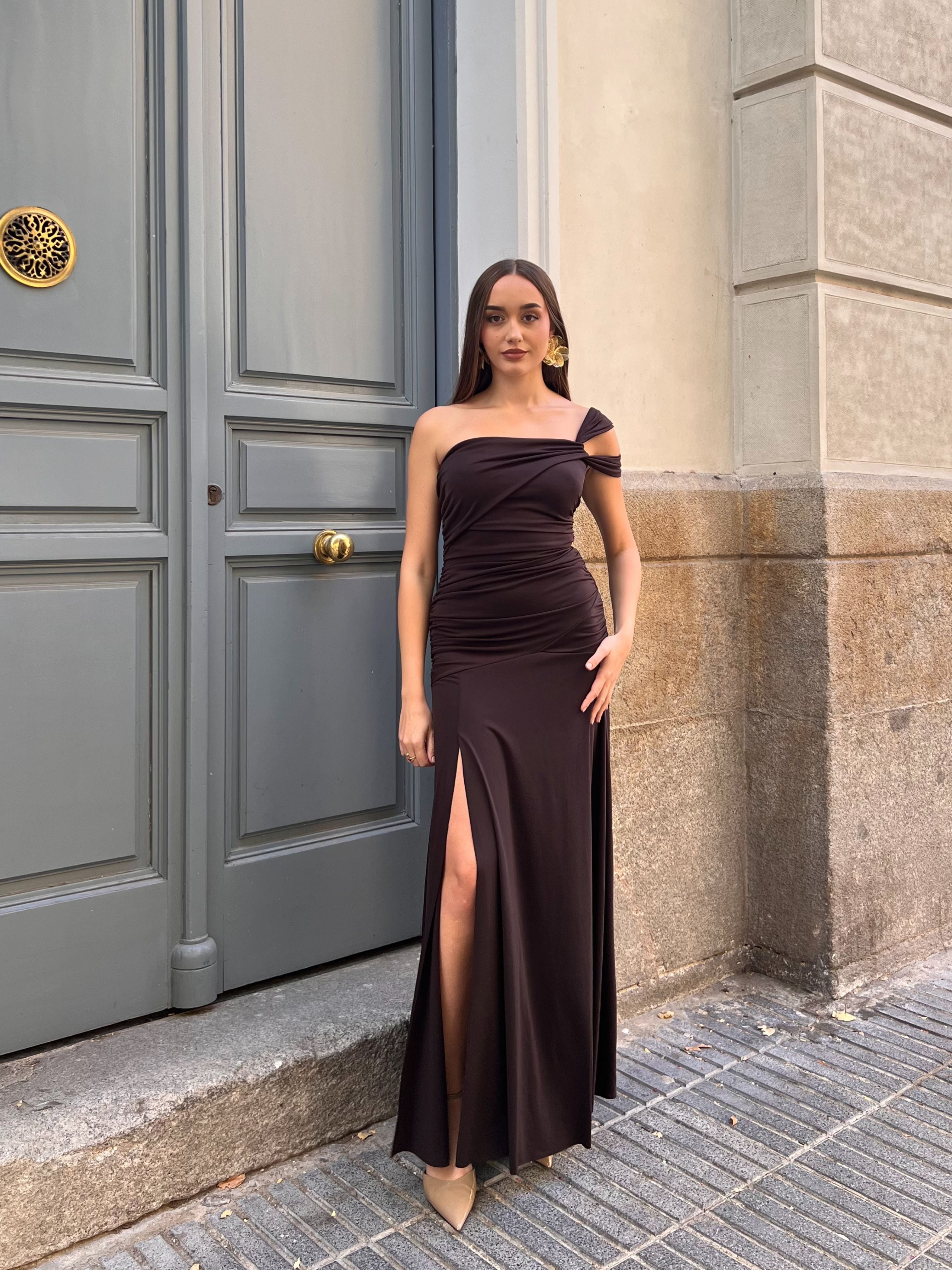 Vestido_ajustado_de_invitada_con_fruncido_y_escote_asimetrico_y_abertura_lateral_marron