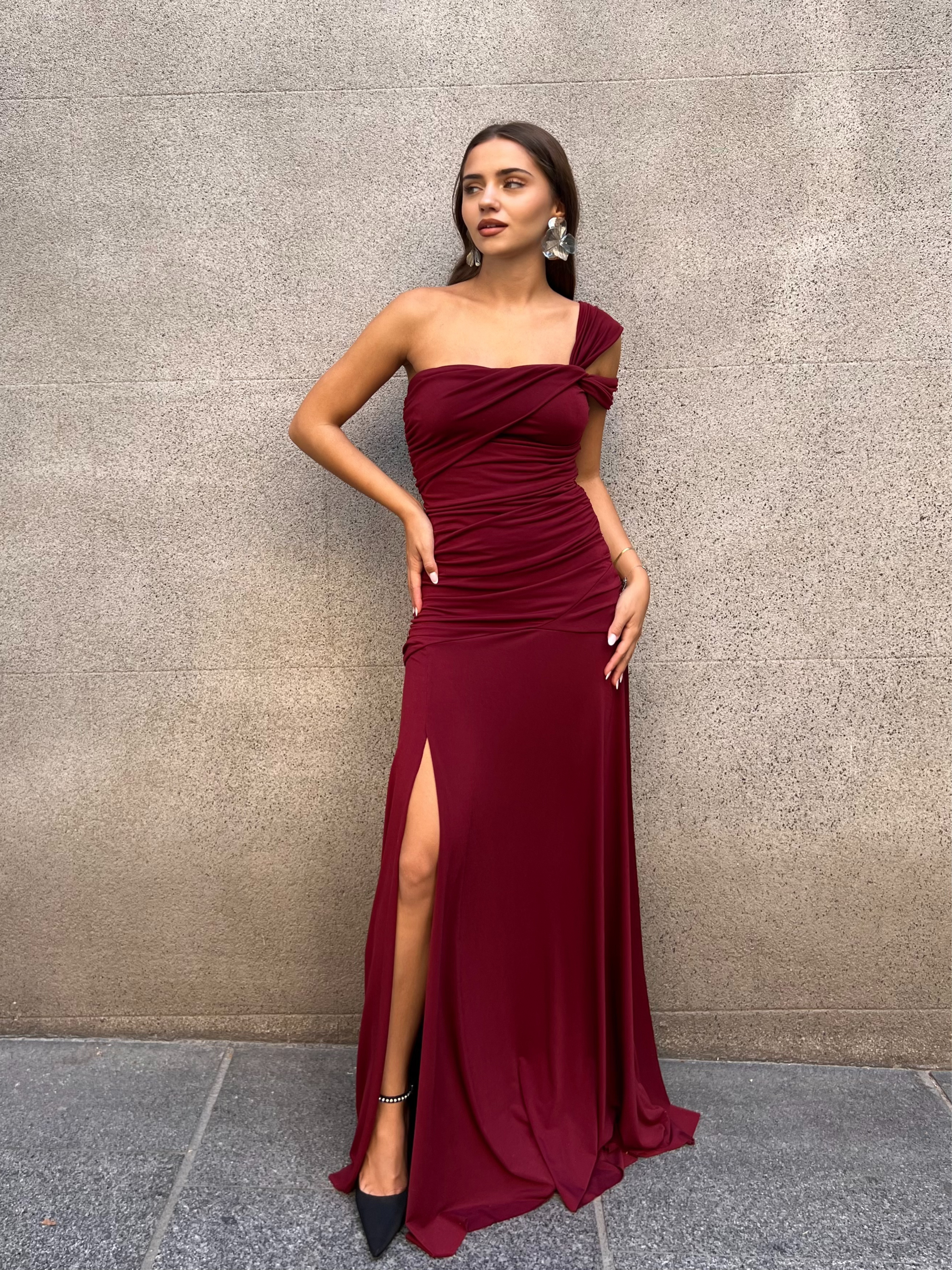 Vestido_ajustado_de_invitada_con_fruncido_y_escote_asimetrico_y_abertura_lateral_burdeos