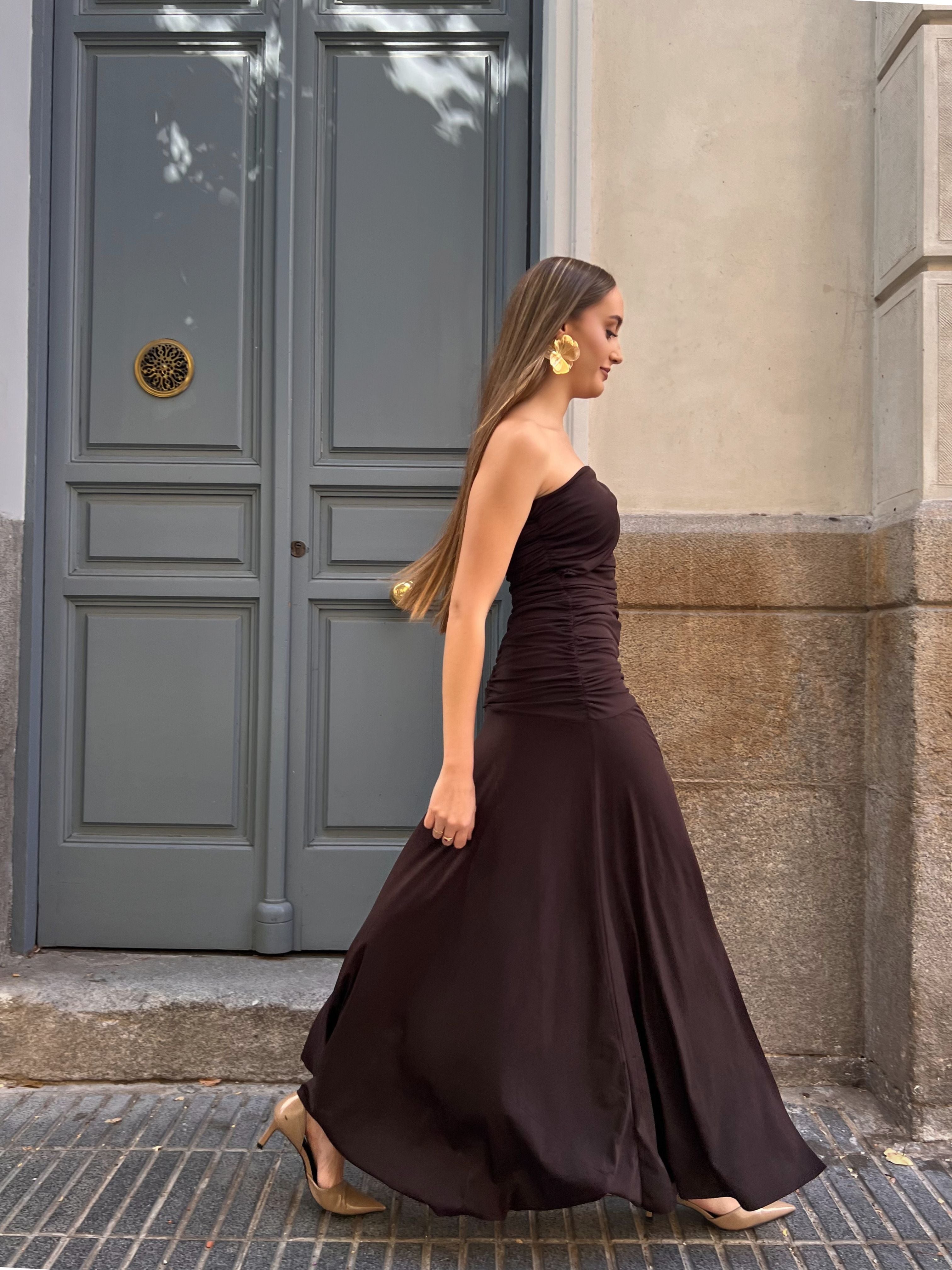 Vestido_ajustado_de_invitada_con_fruncido_y_escote_asimetrico_y_abertura_lateral_marron