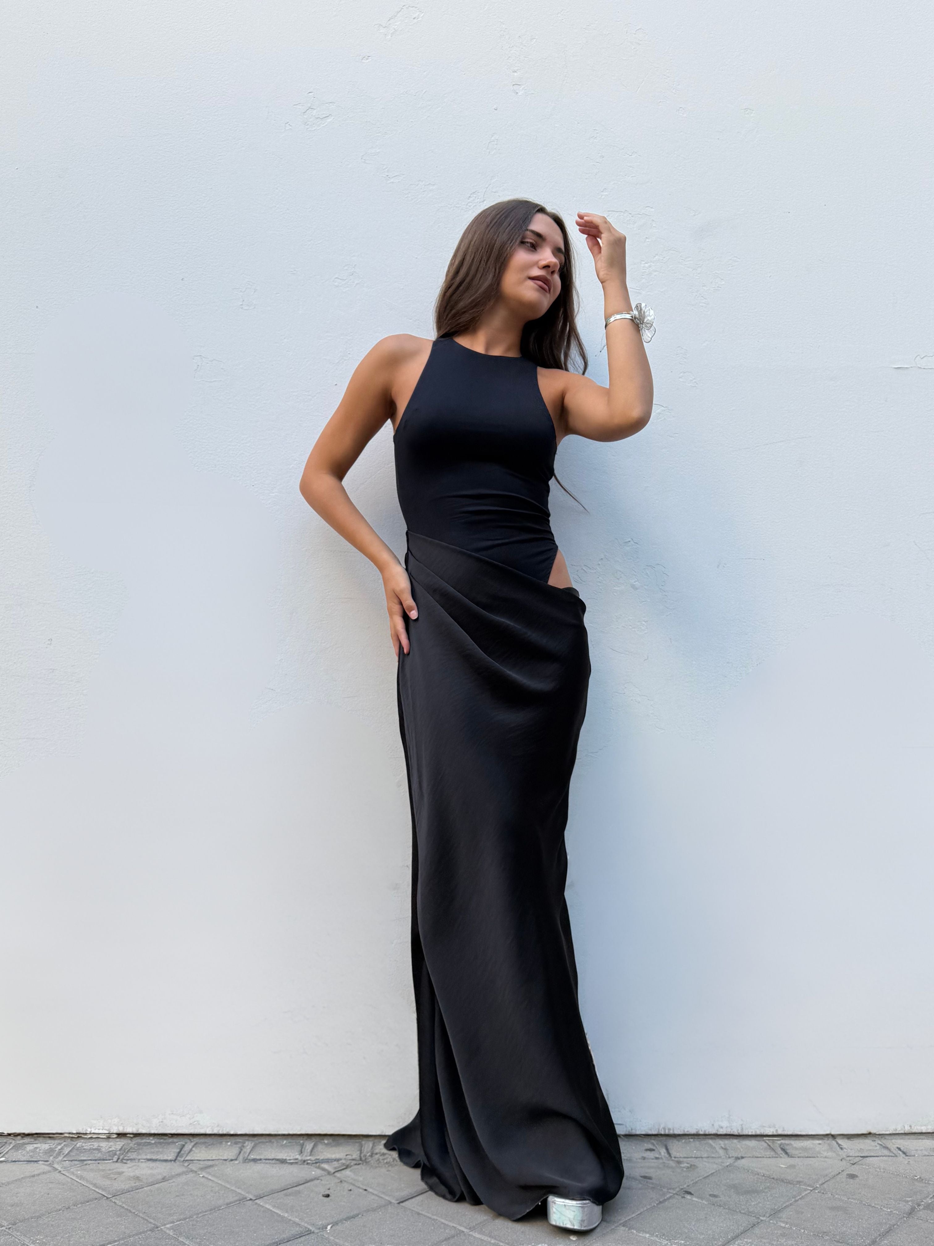 Vestido largo con cut-out lateral negro