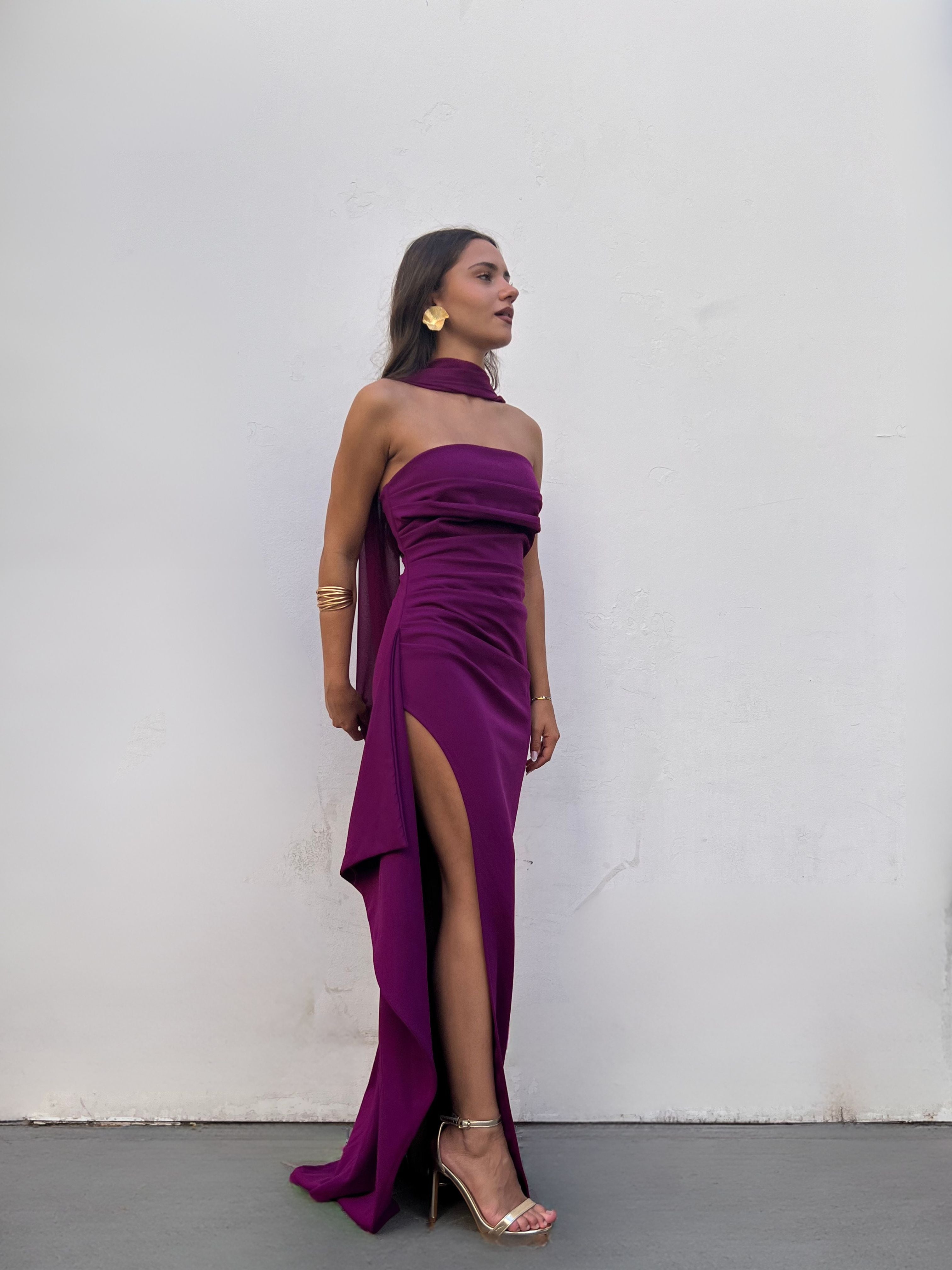 Vestido largo escote palabra de honor abertura lateral con volante