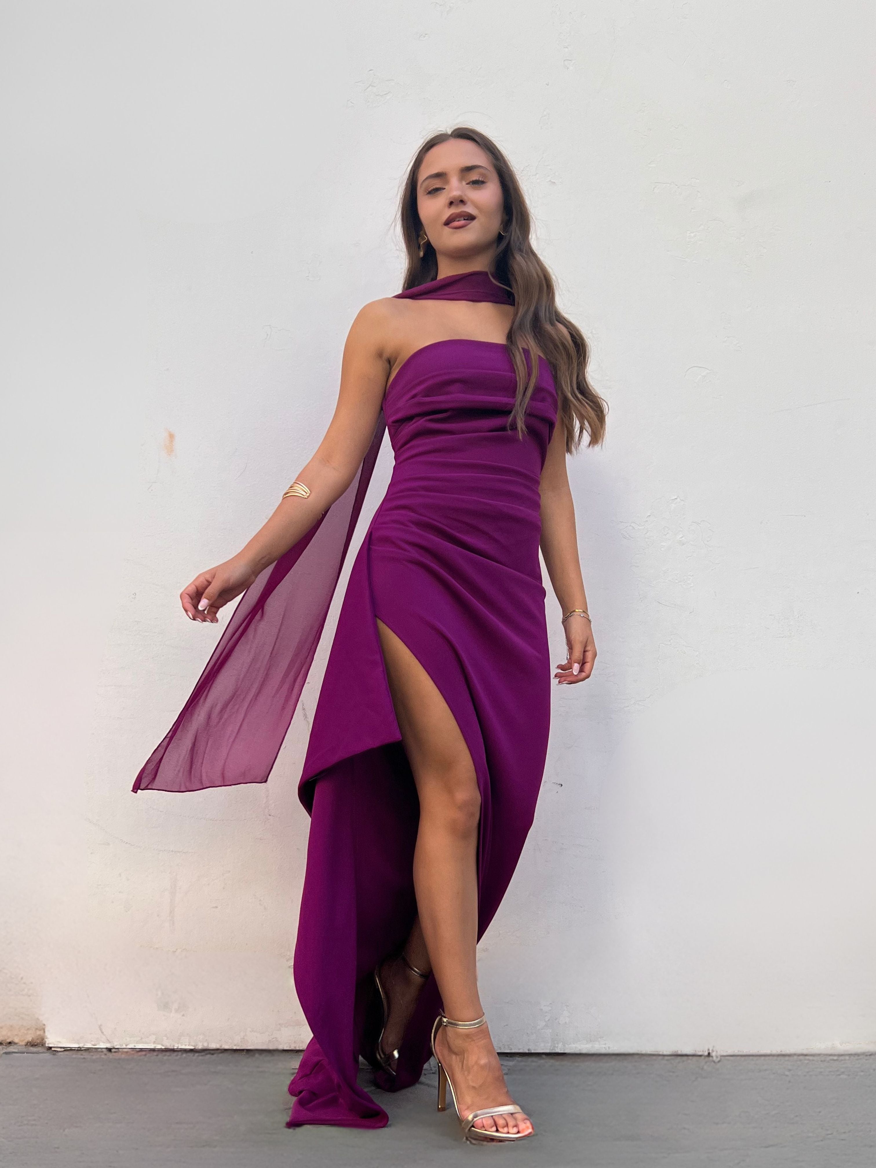 Vestido largo escote palabra de honor abertura lateral con volante