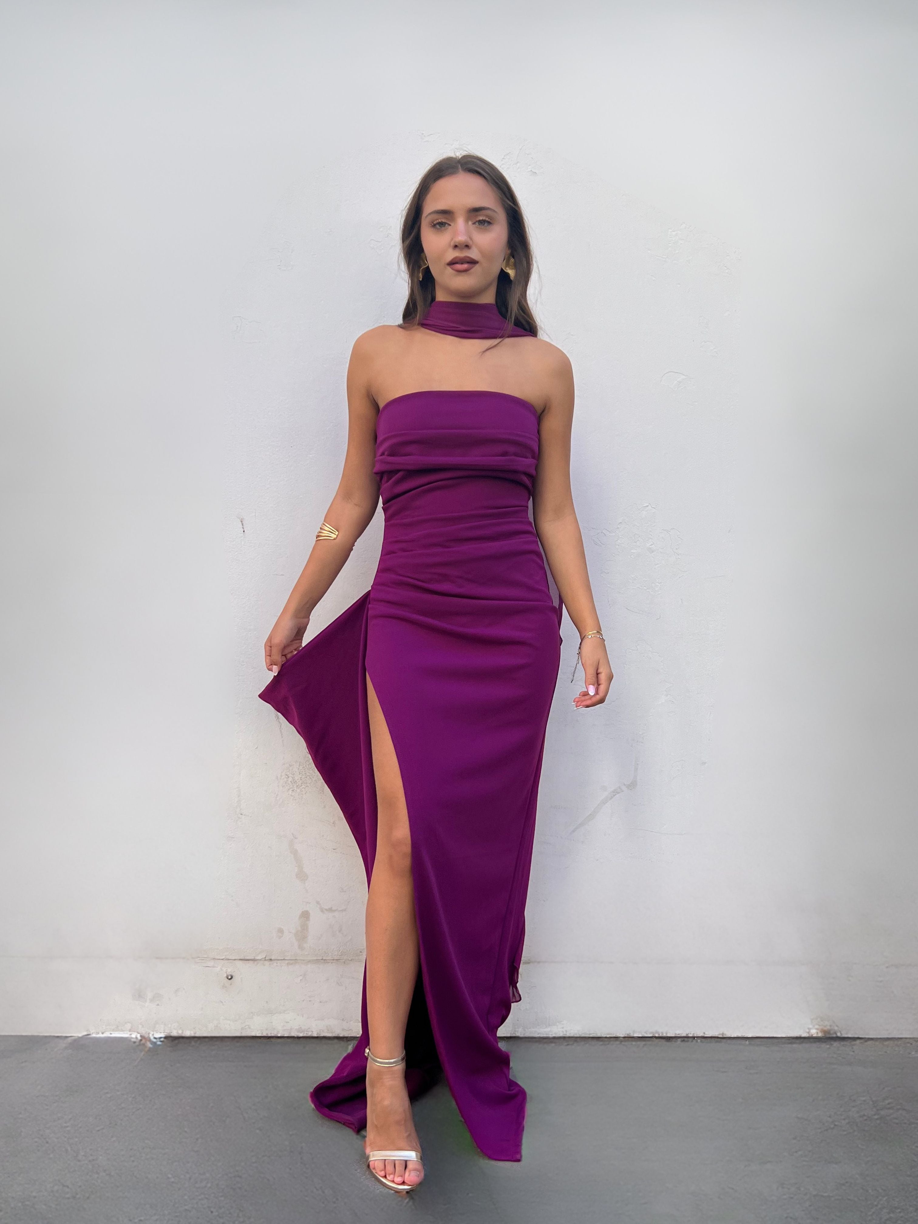 Vestido largo escote palabra de honor abertura lateral con volante