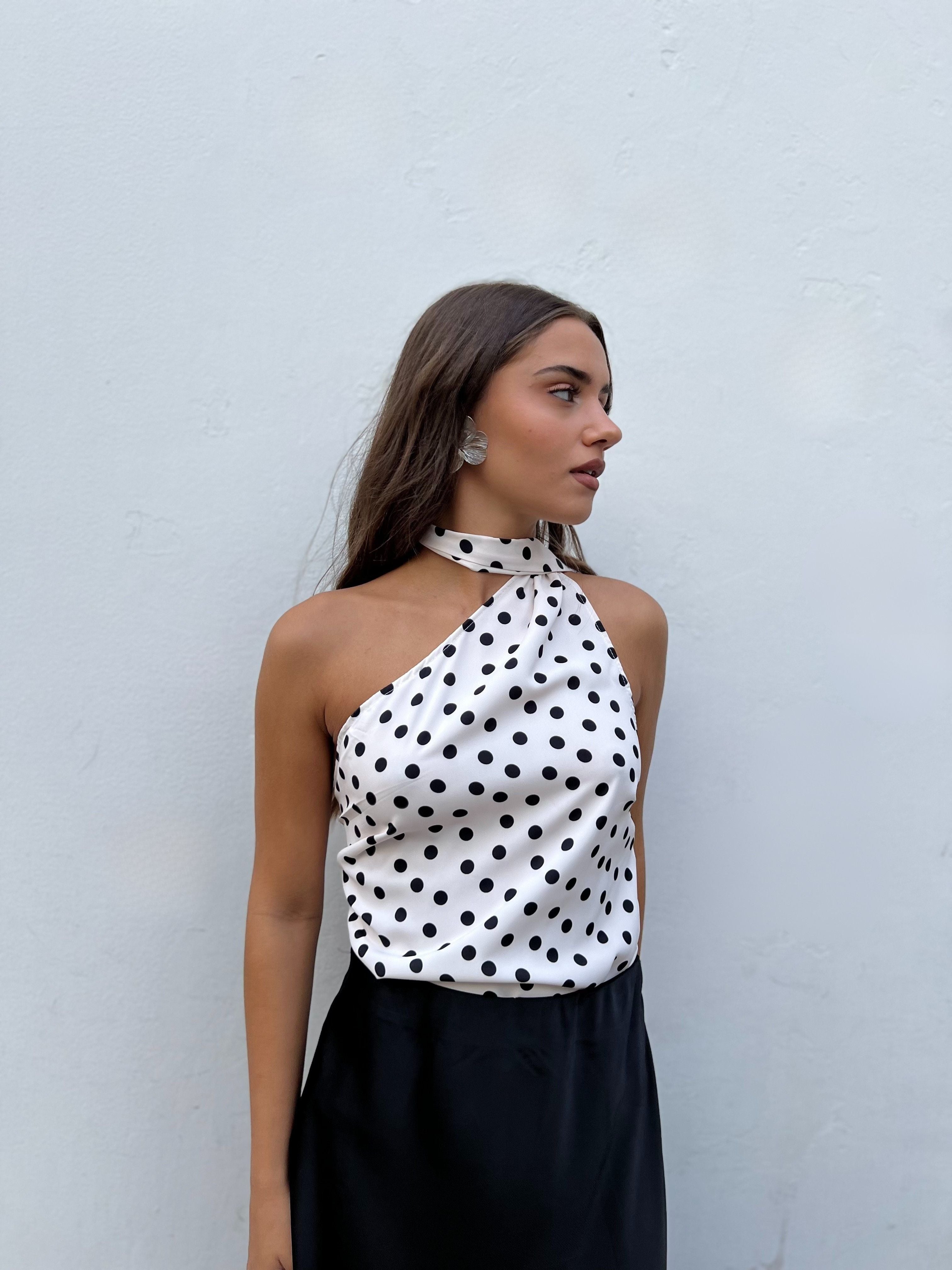 top lunares con lazada escote asimetrico