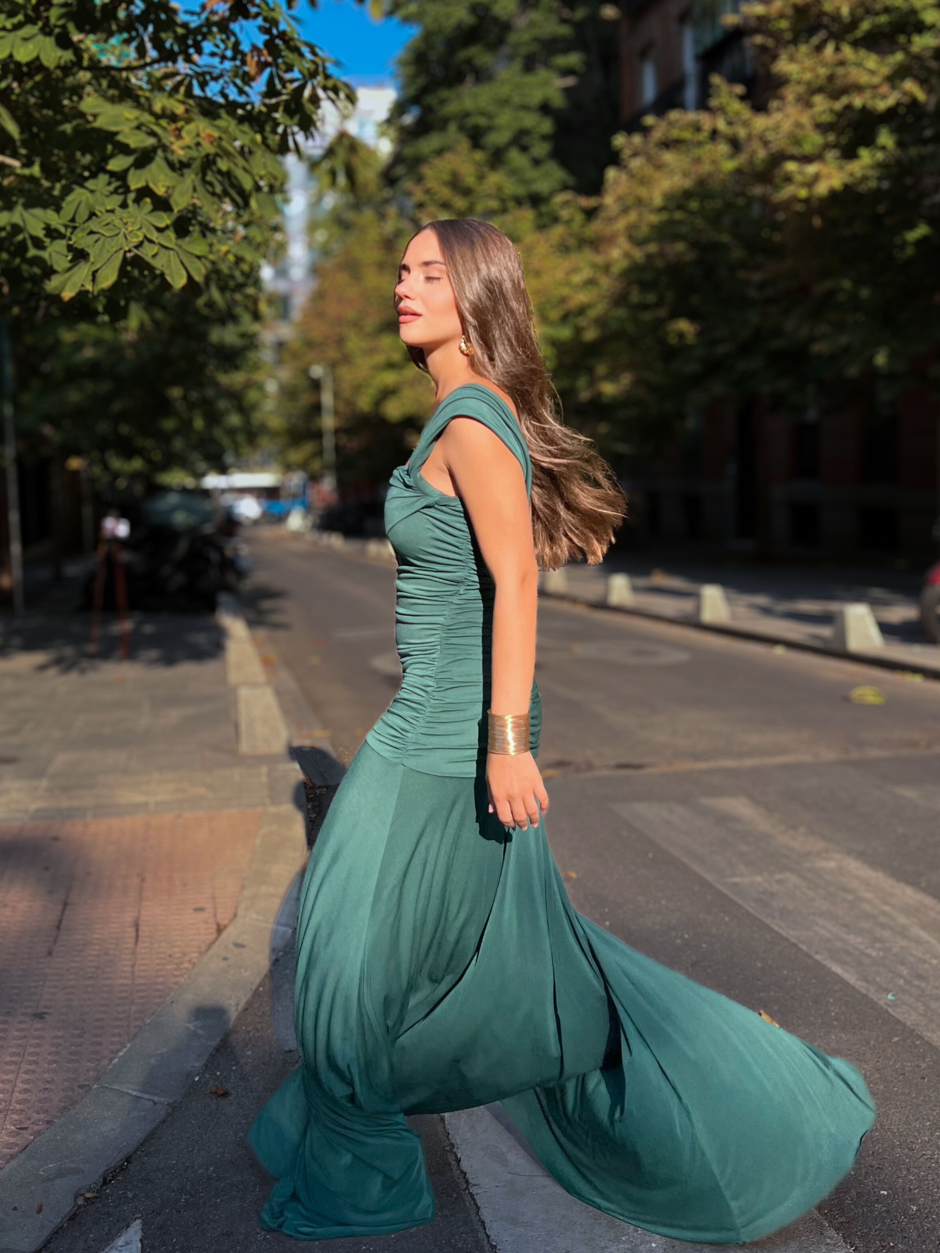 Vestido largo elegante con cuerpo drapeado y falda lisa verde