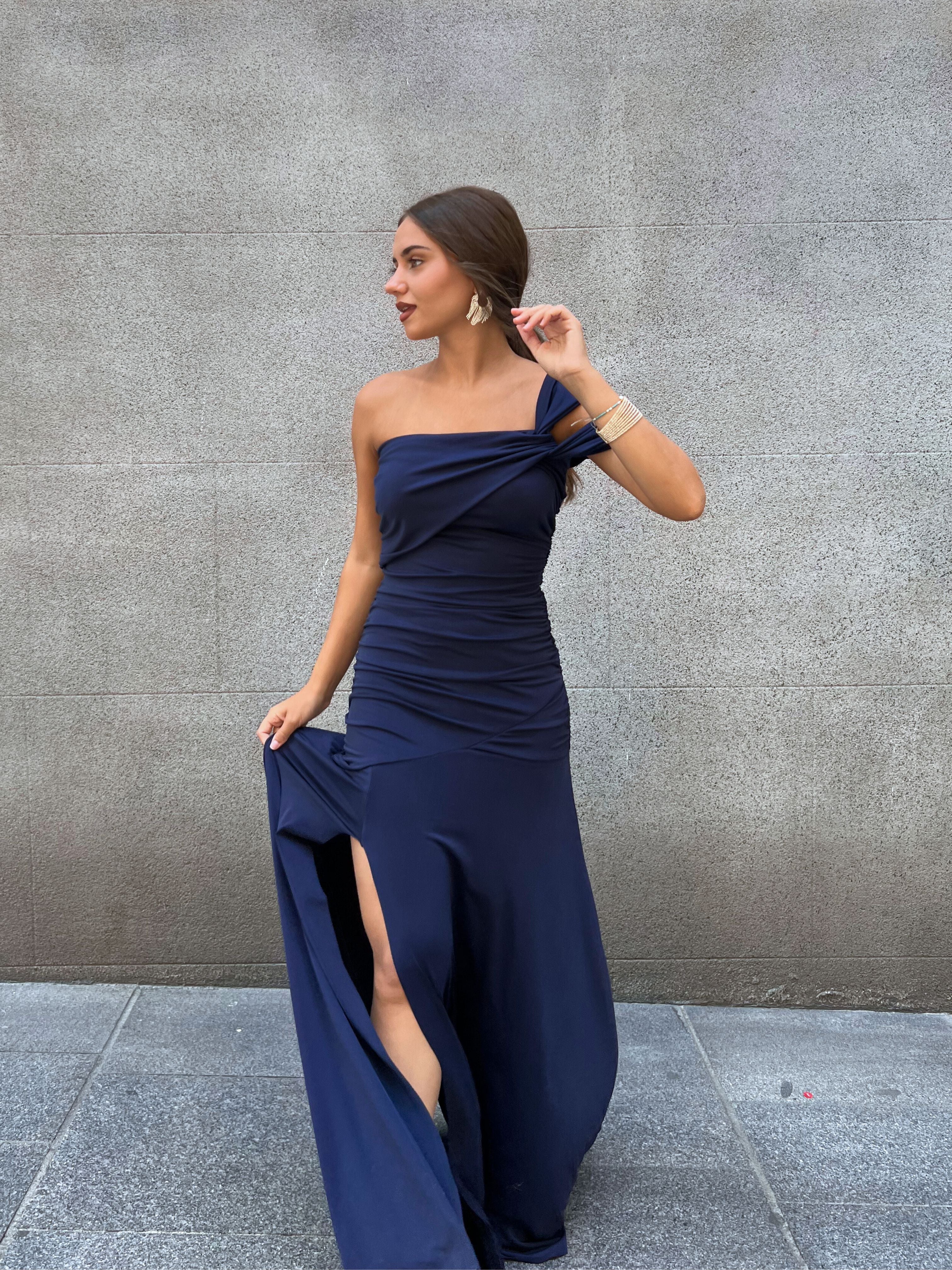 Vestido largo elegante con cuerpo drapeado y falda lisa azul marino