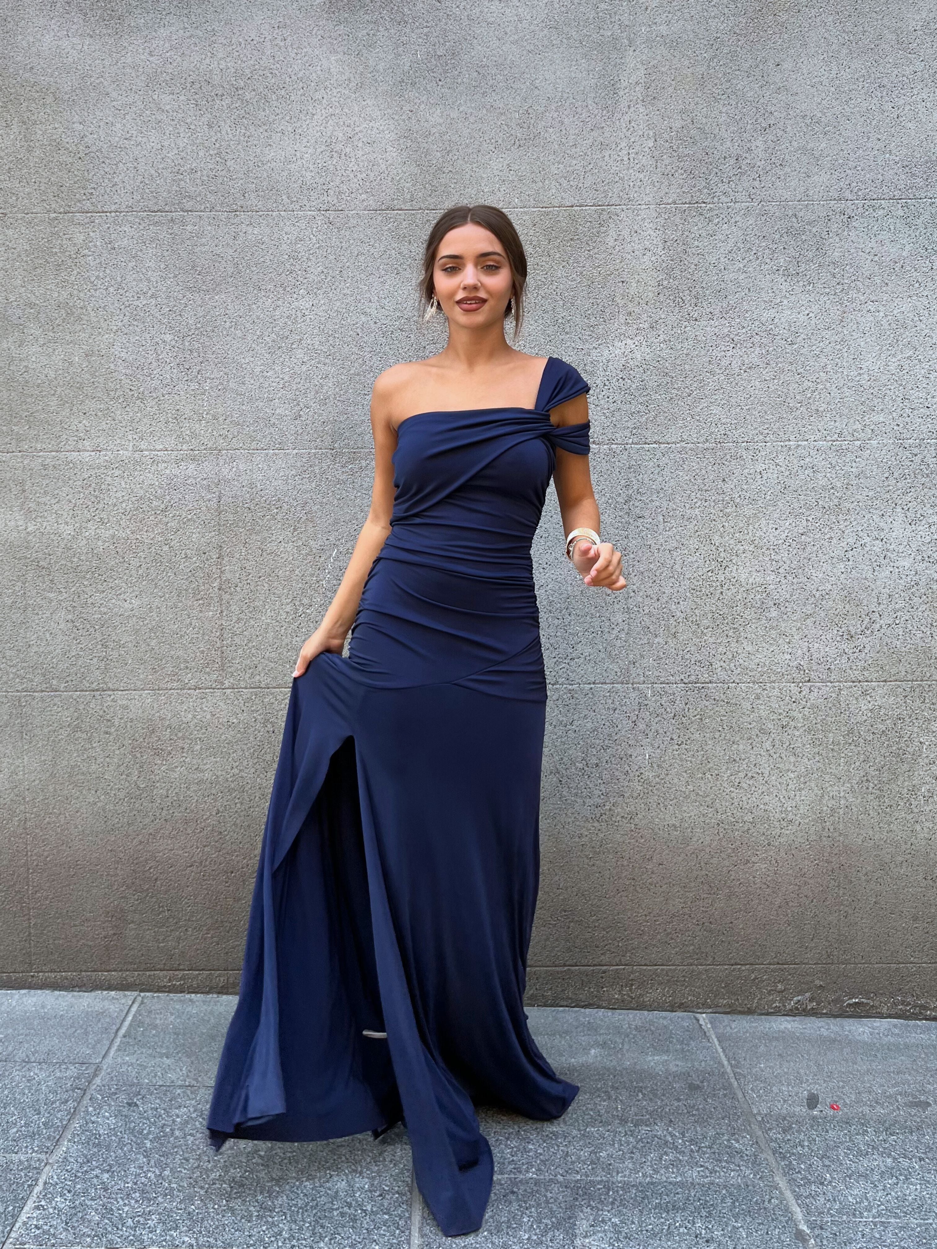 Vestido largo azul marino elegante con cuerpo drapeado y falda lisa abierta