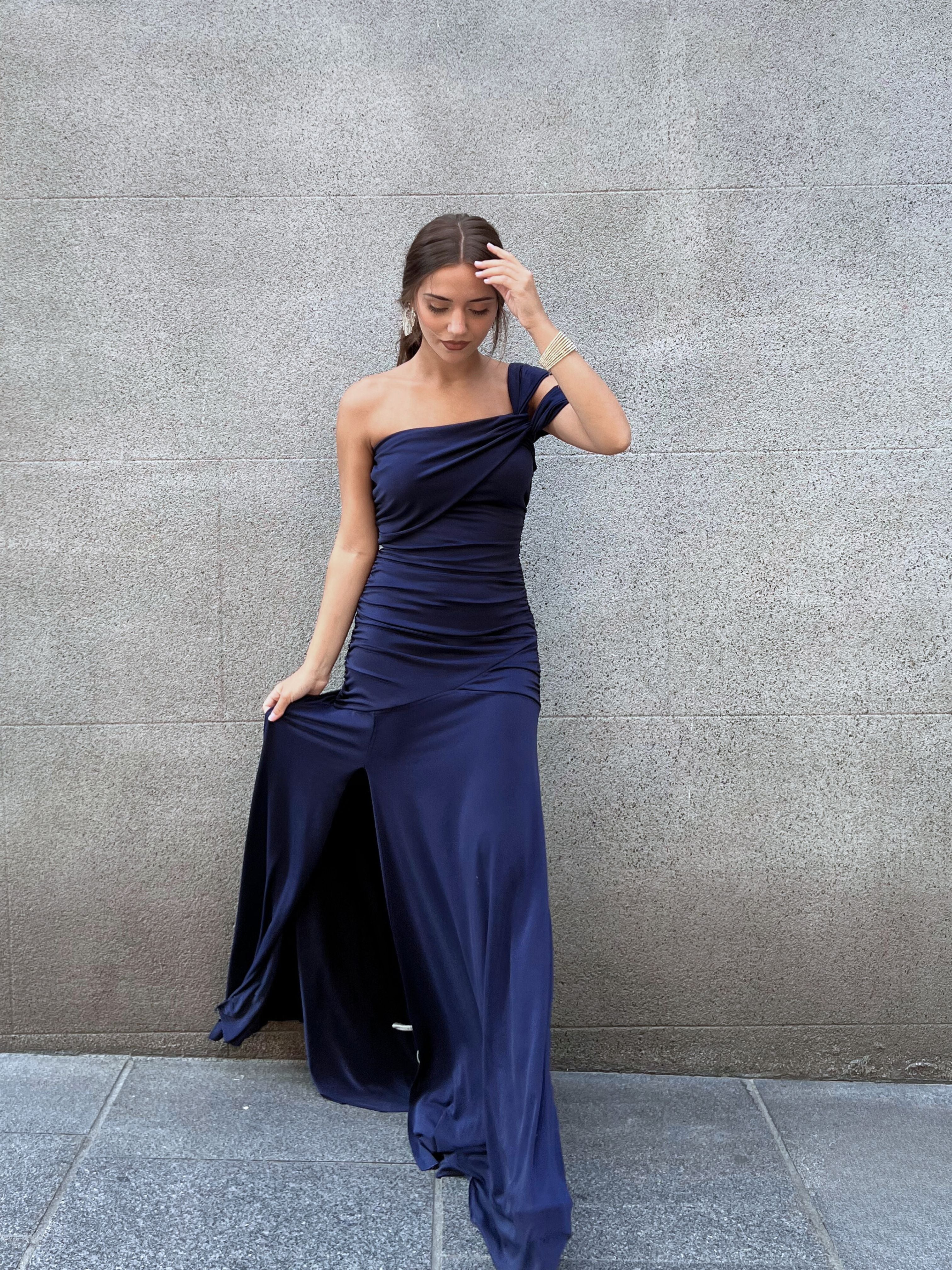 Vestido largo azul marino elegante con cuerpo drapeado y falda lisa