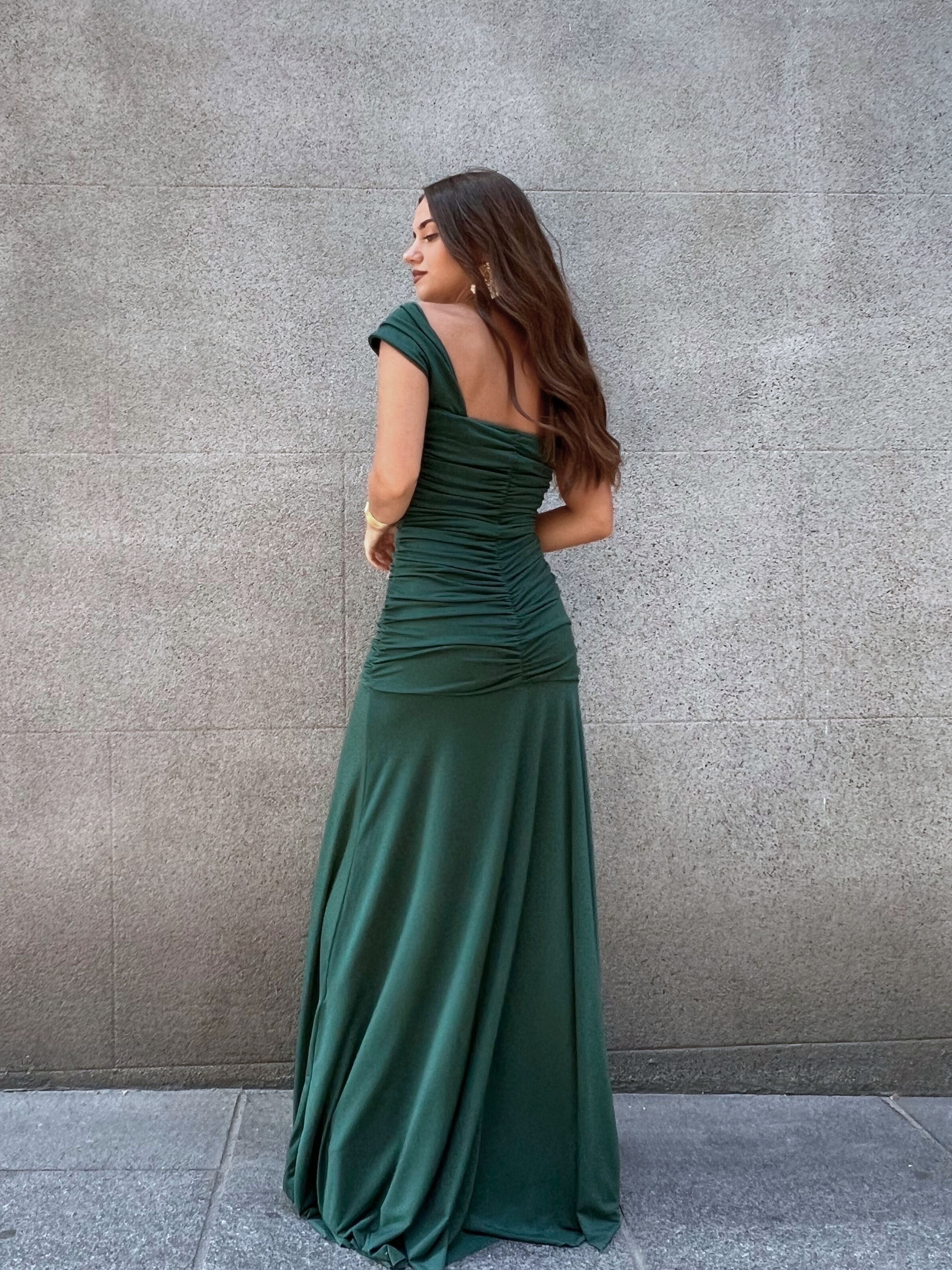 Vestido largo elegante verde con cuerpo drapeado y falda lisa