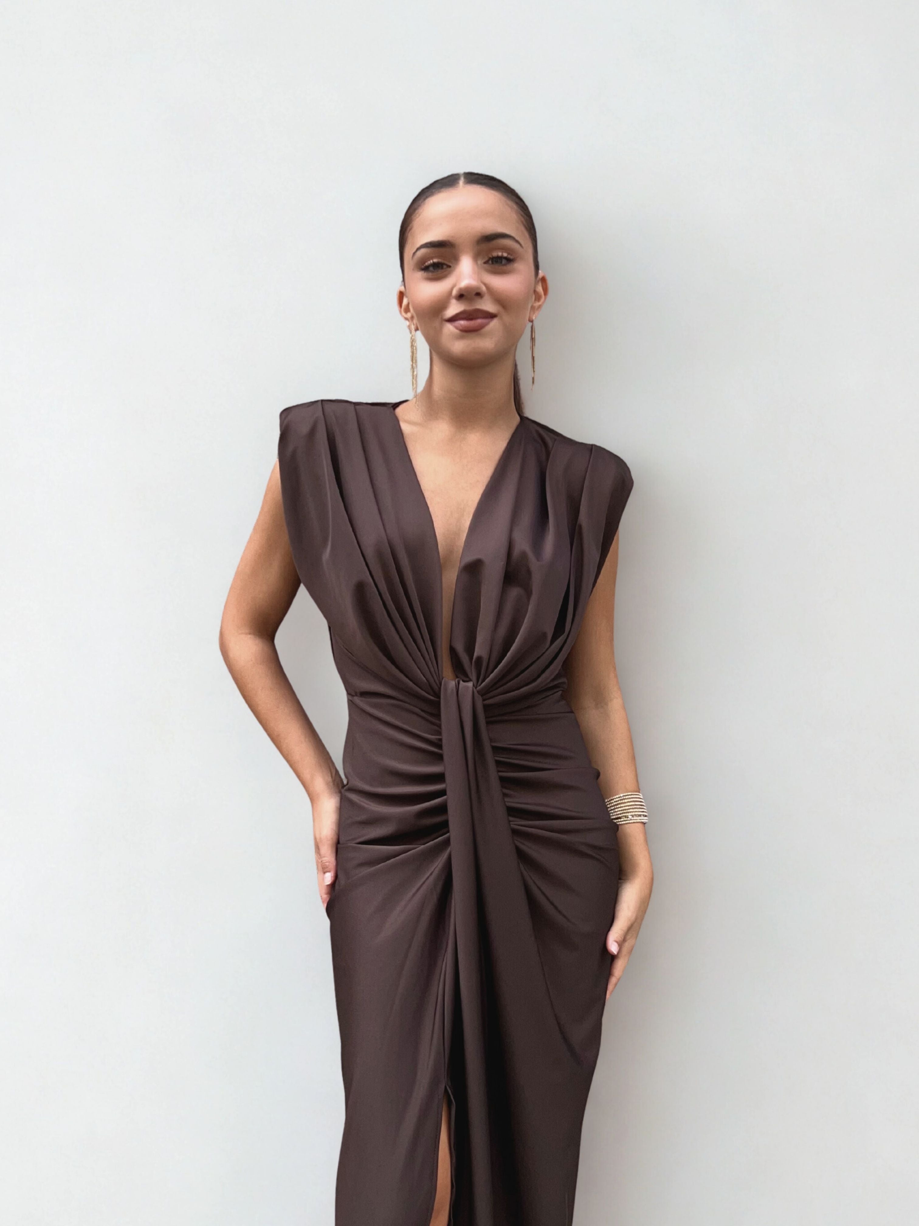 vestido_largo_de_fiesta_invitada_abertura_nudo_fruncido_sin_manga_marrón