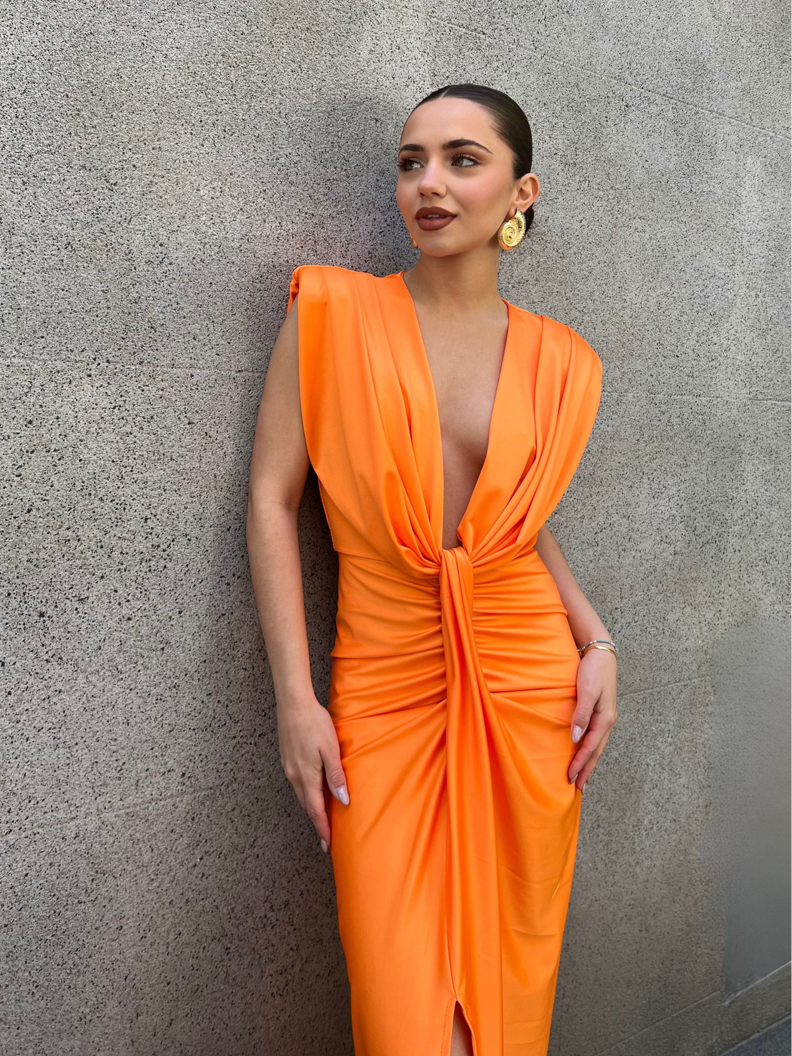 vestido_largo_de_fiesta_invitada_abertura_nudo_fruncido_sin_manga_naranja