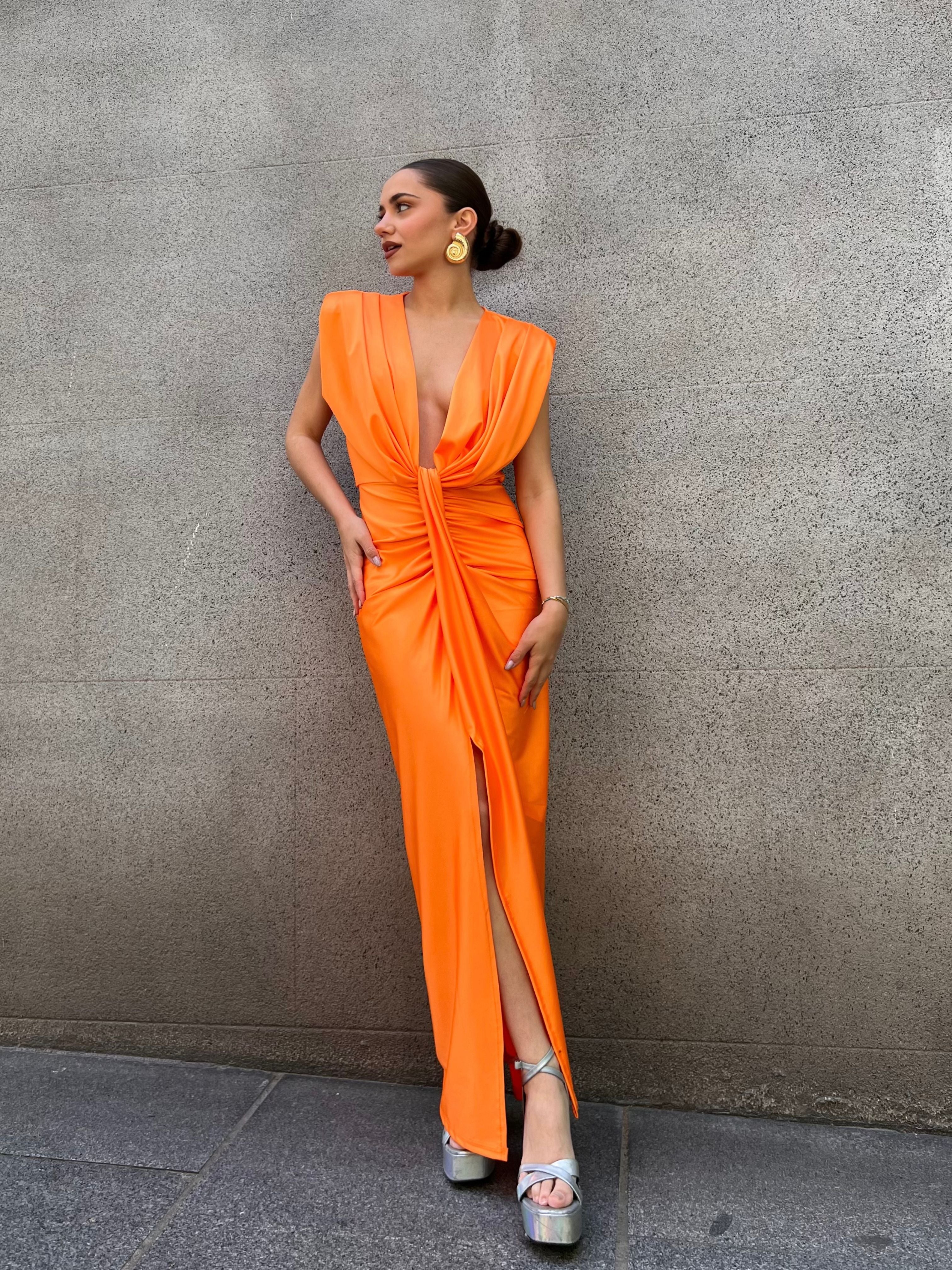 vestido_largo_de_fiesta_invitada_abertura_nudo_fruncido_sin_manga_naranja