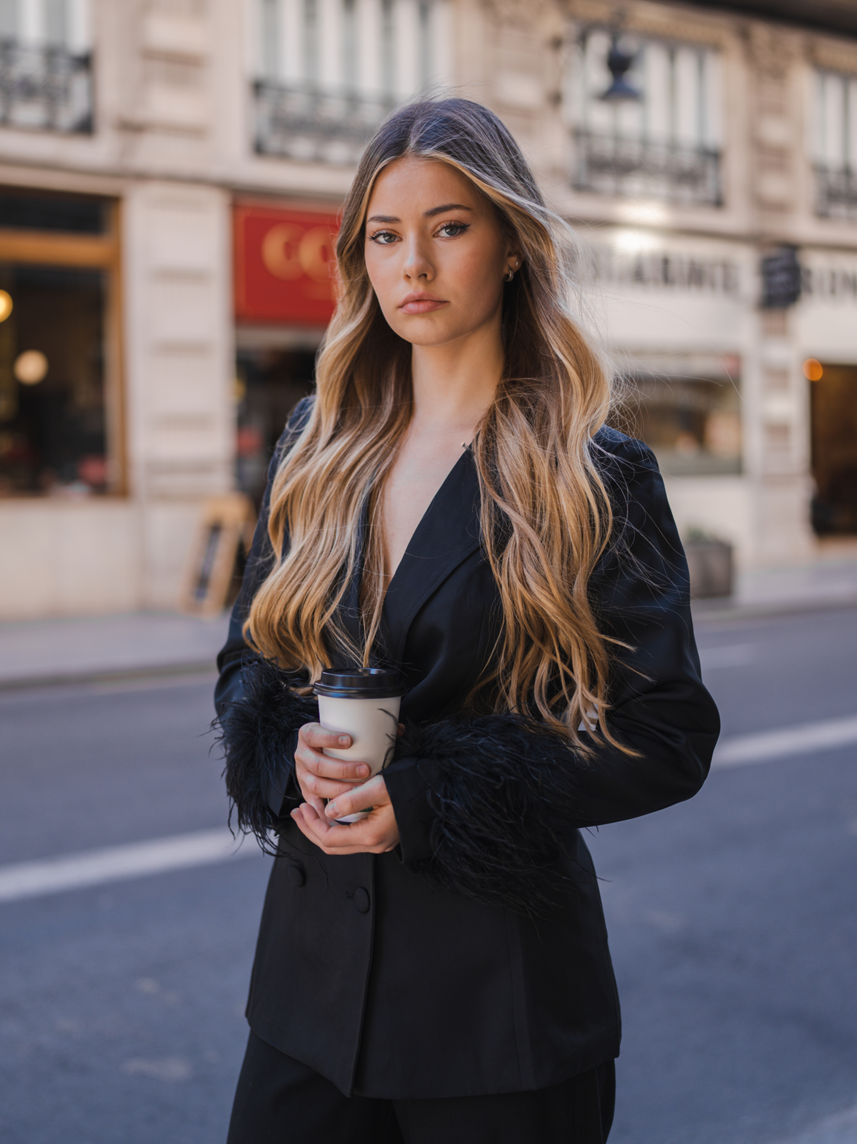 Blazer recta rosa con plumas