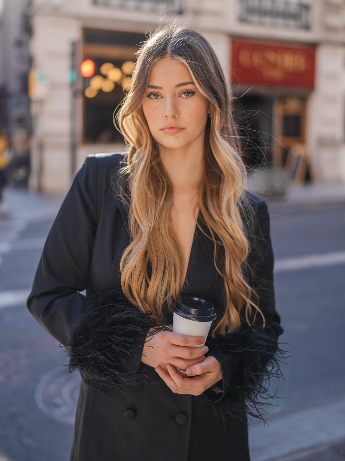 Blazer recta rosa con plumas