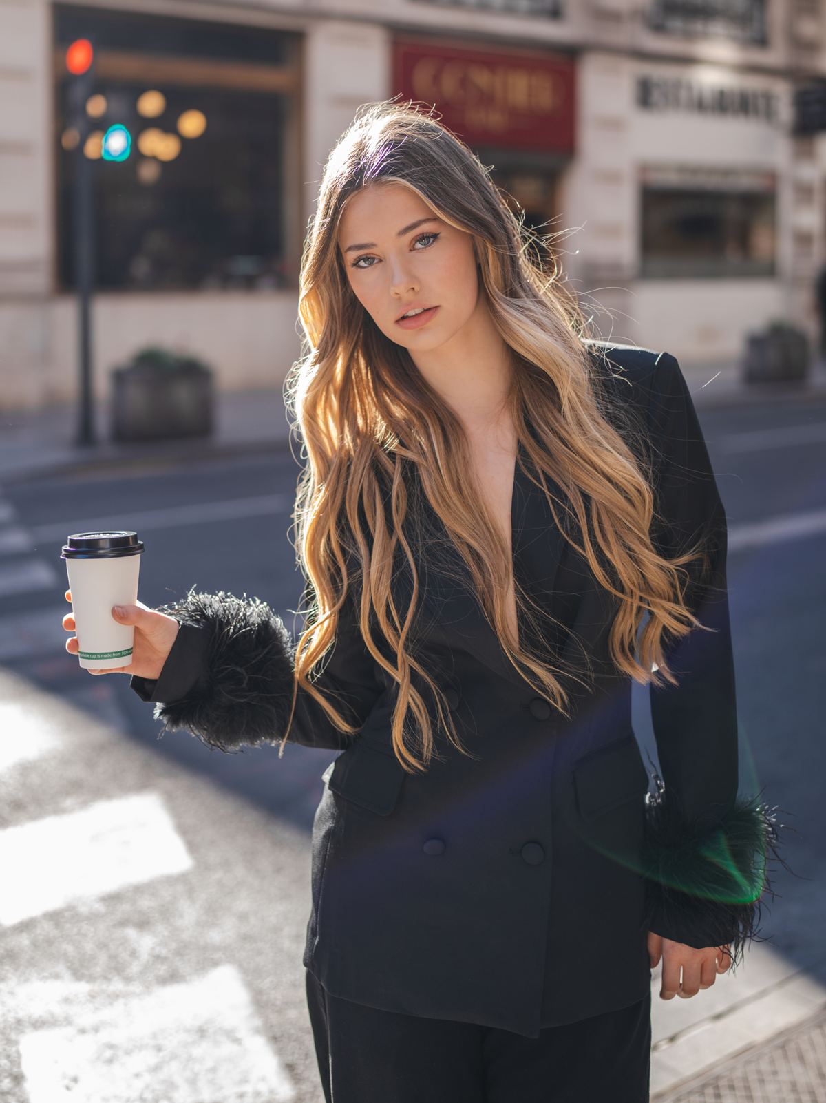 Blazer recta rosa con plumas