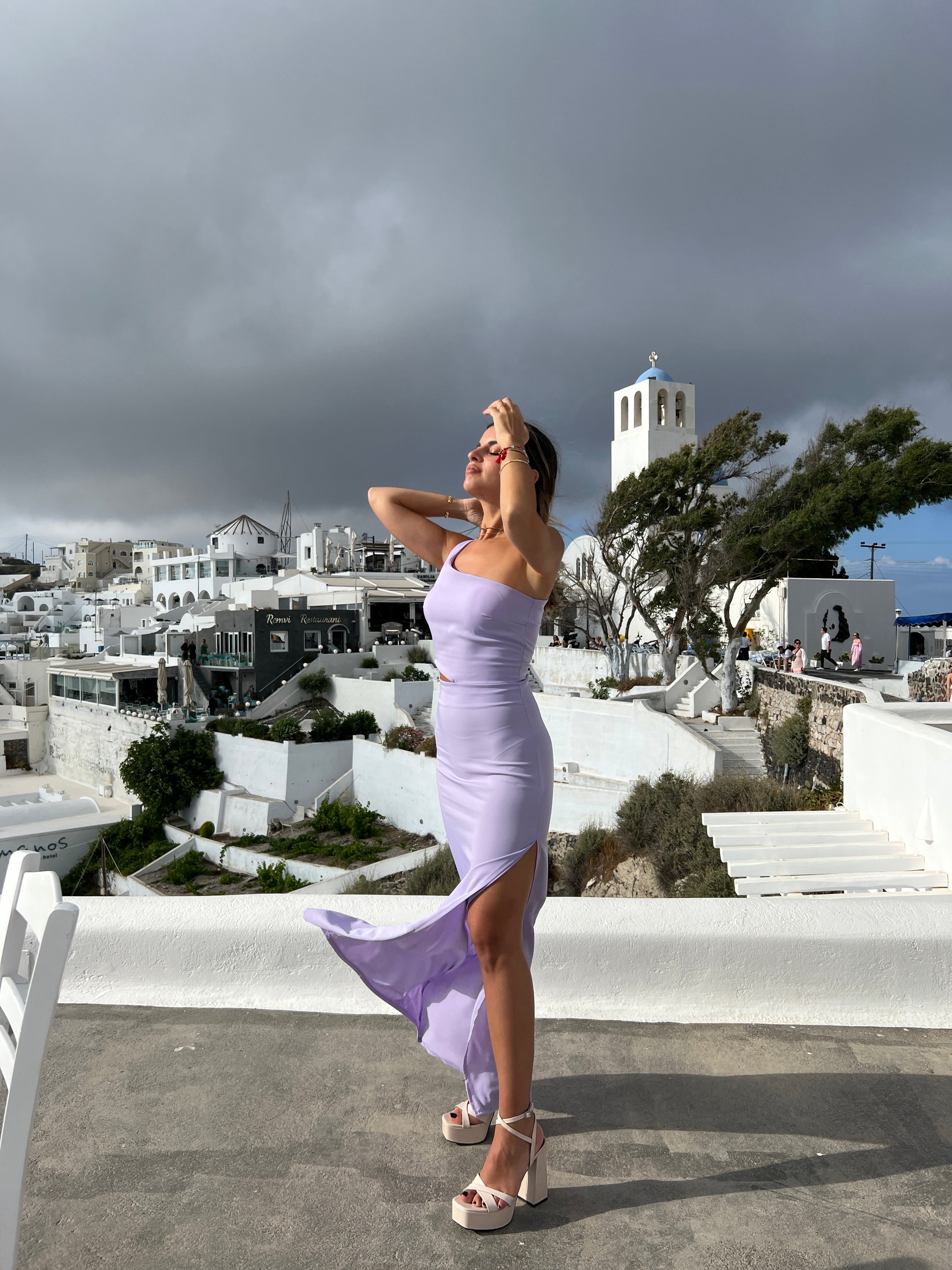 Vestido Asimétrico Cut Out