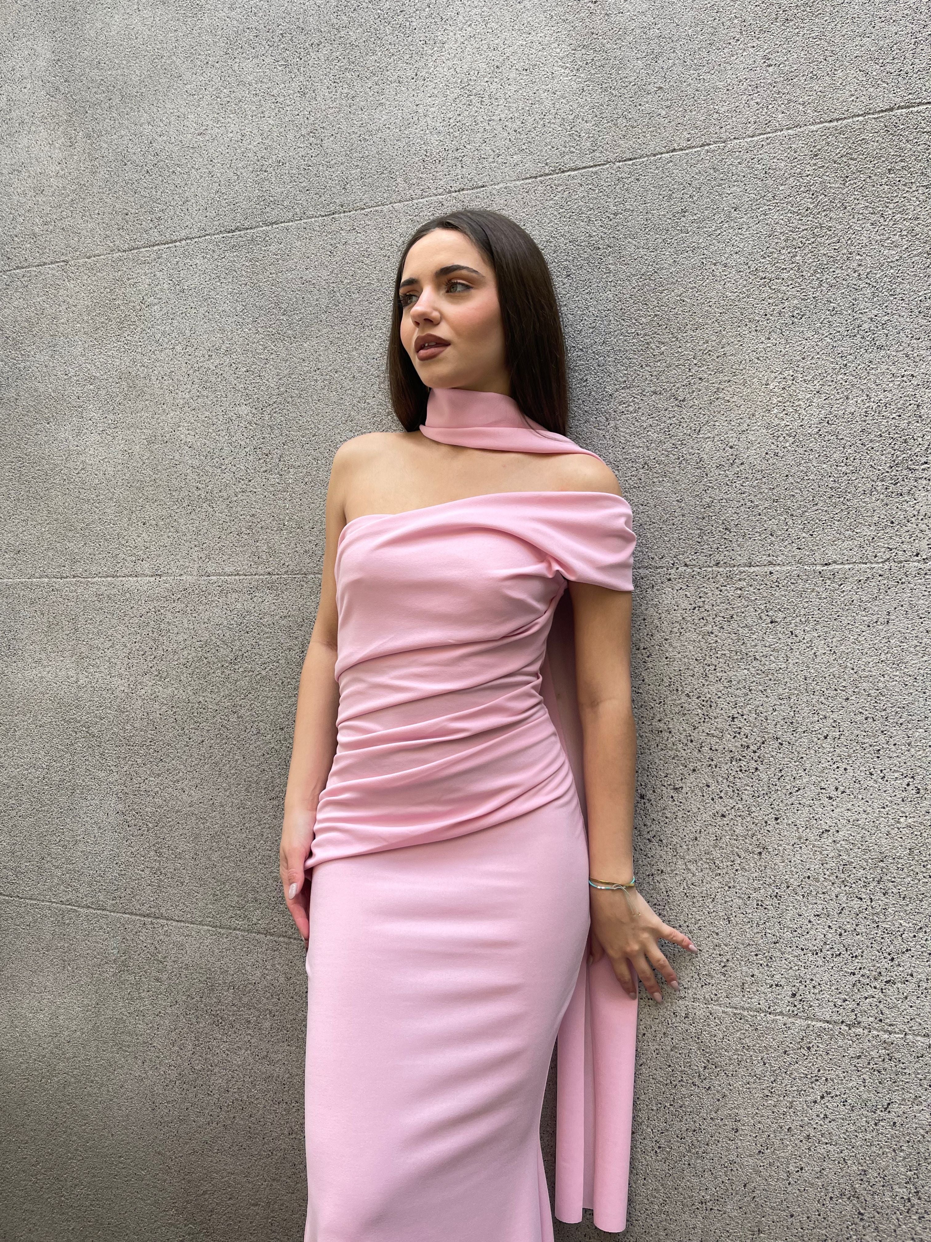 vestido-elegante-largo-drapeado-con-capa