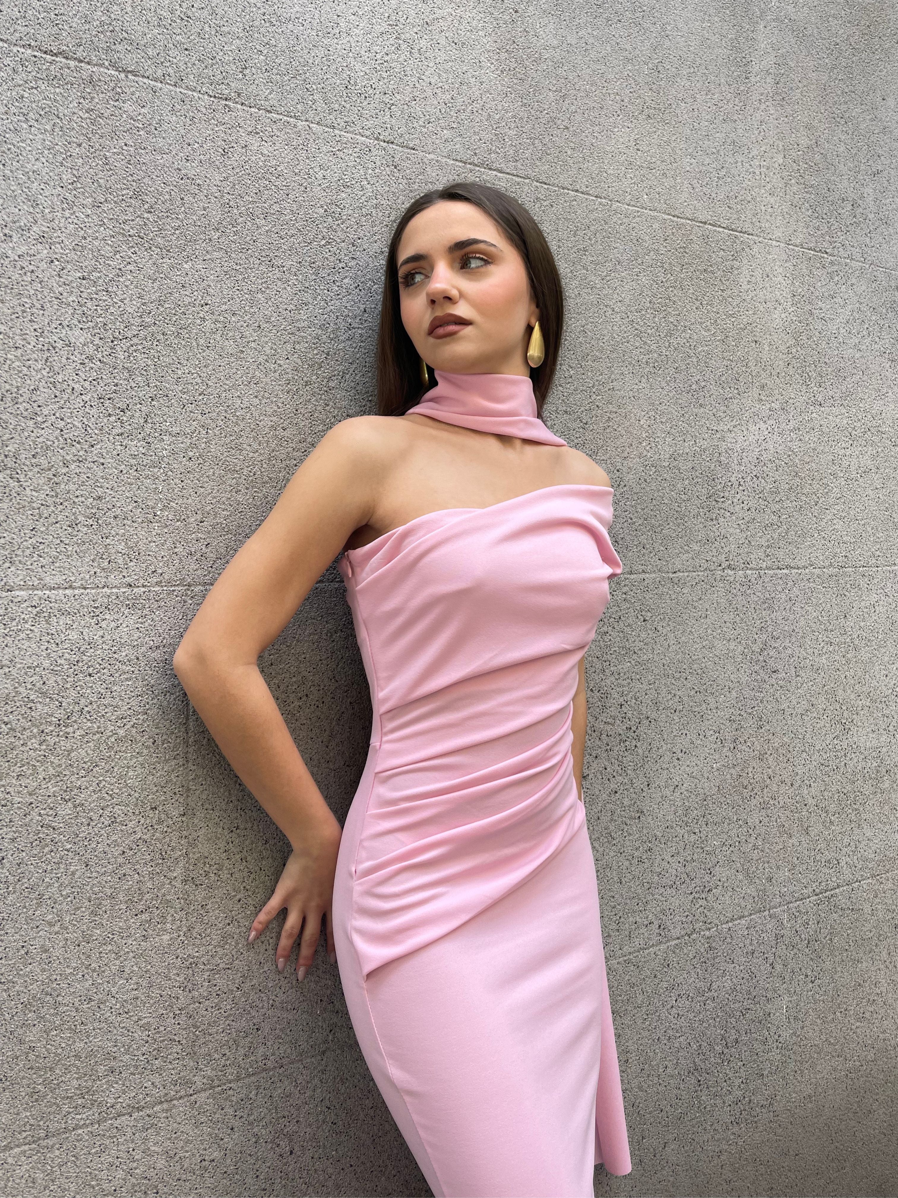 vestido-elegante-largo-drapeado-con-capa