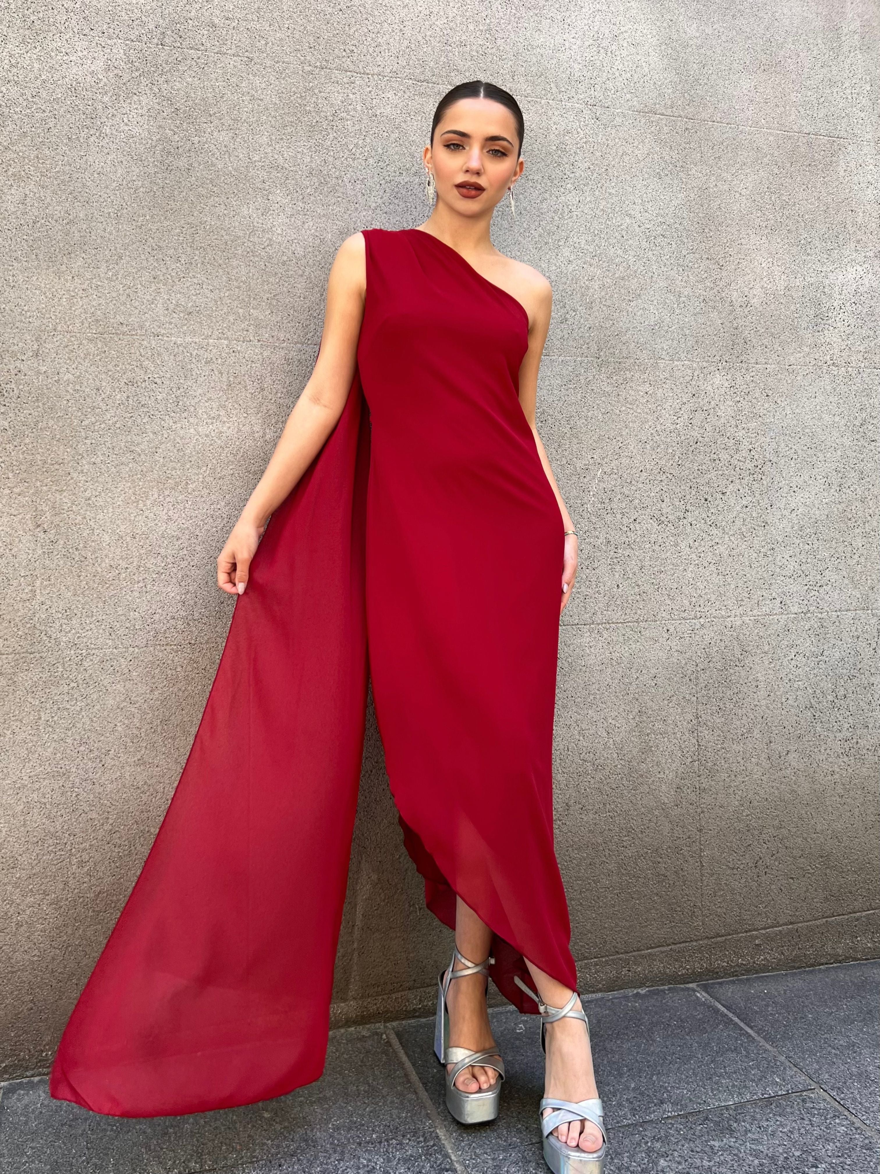 vestido-elegante-midi-asimetrico-con-capa-rojo