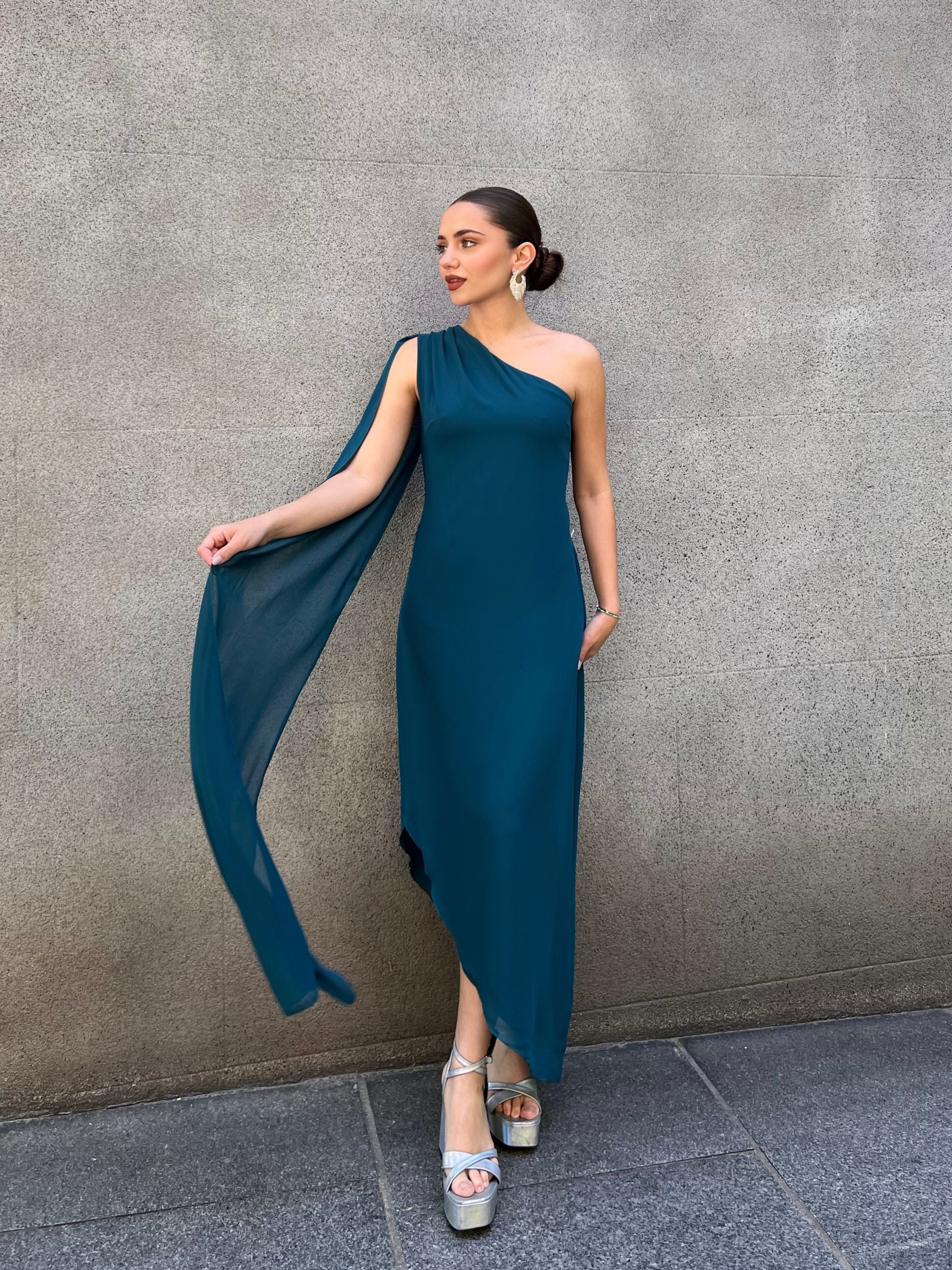 vestido-elegante-midi-asimetrico-con-capa-azul