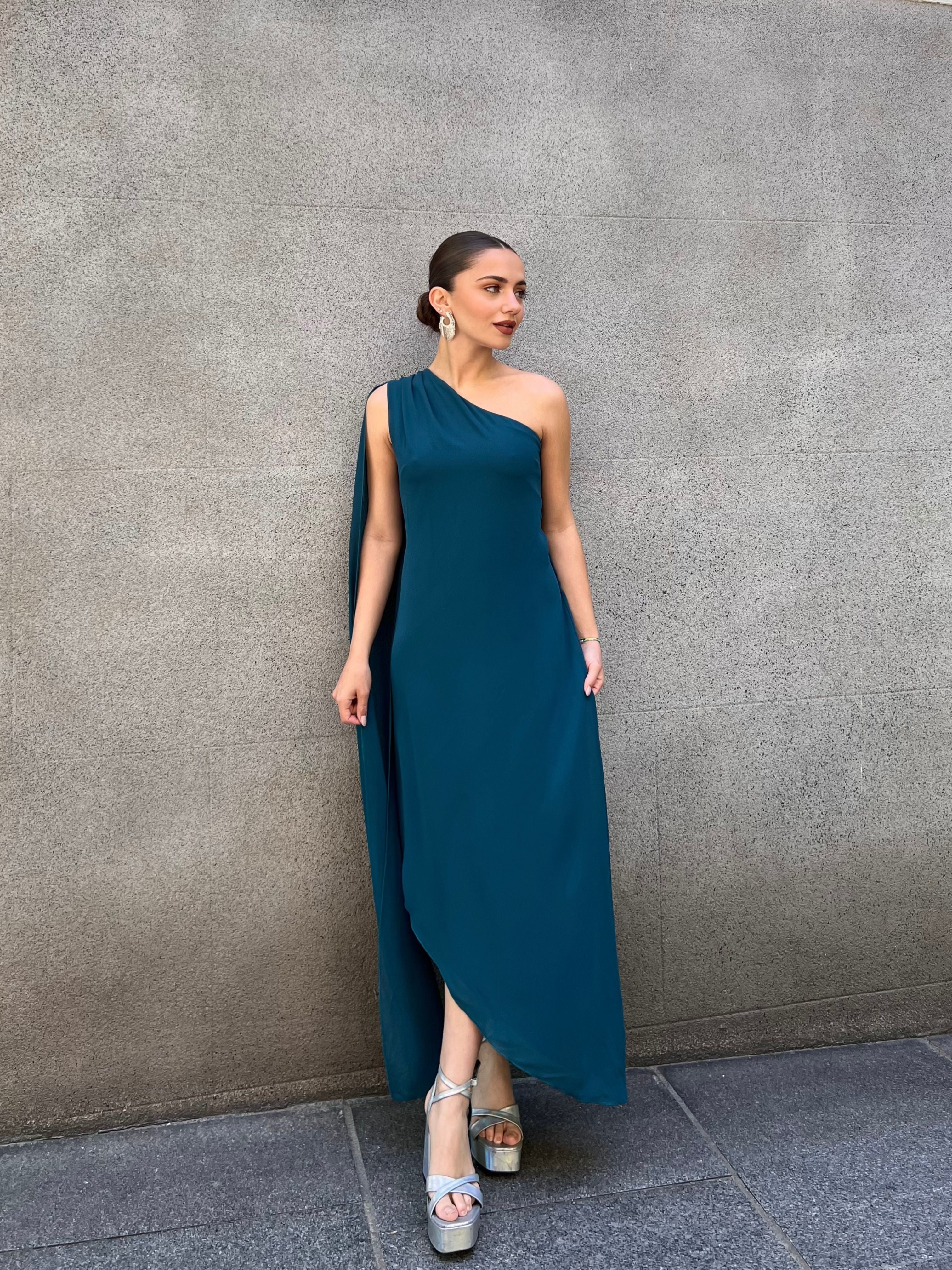 vestido-elegante-midi-asimetrico-con-capa-azul