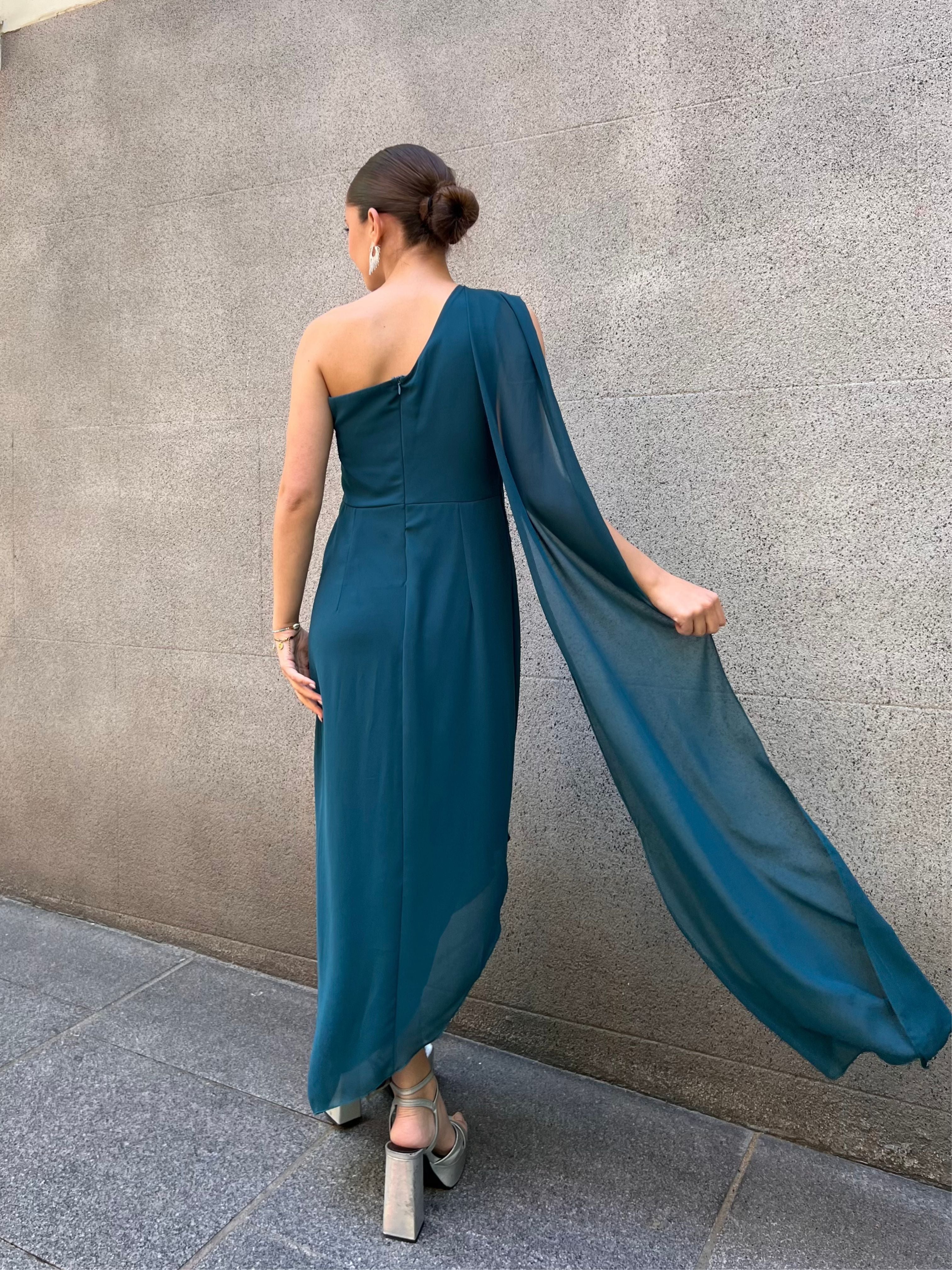 vestido-elegante-midi-asimetrico-con-capa-azul