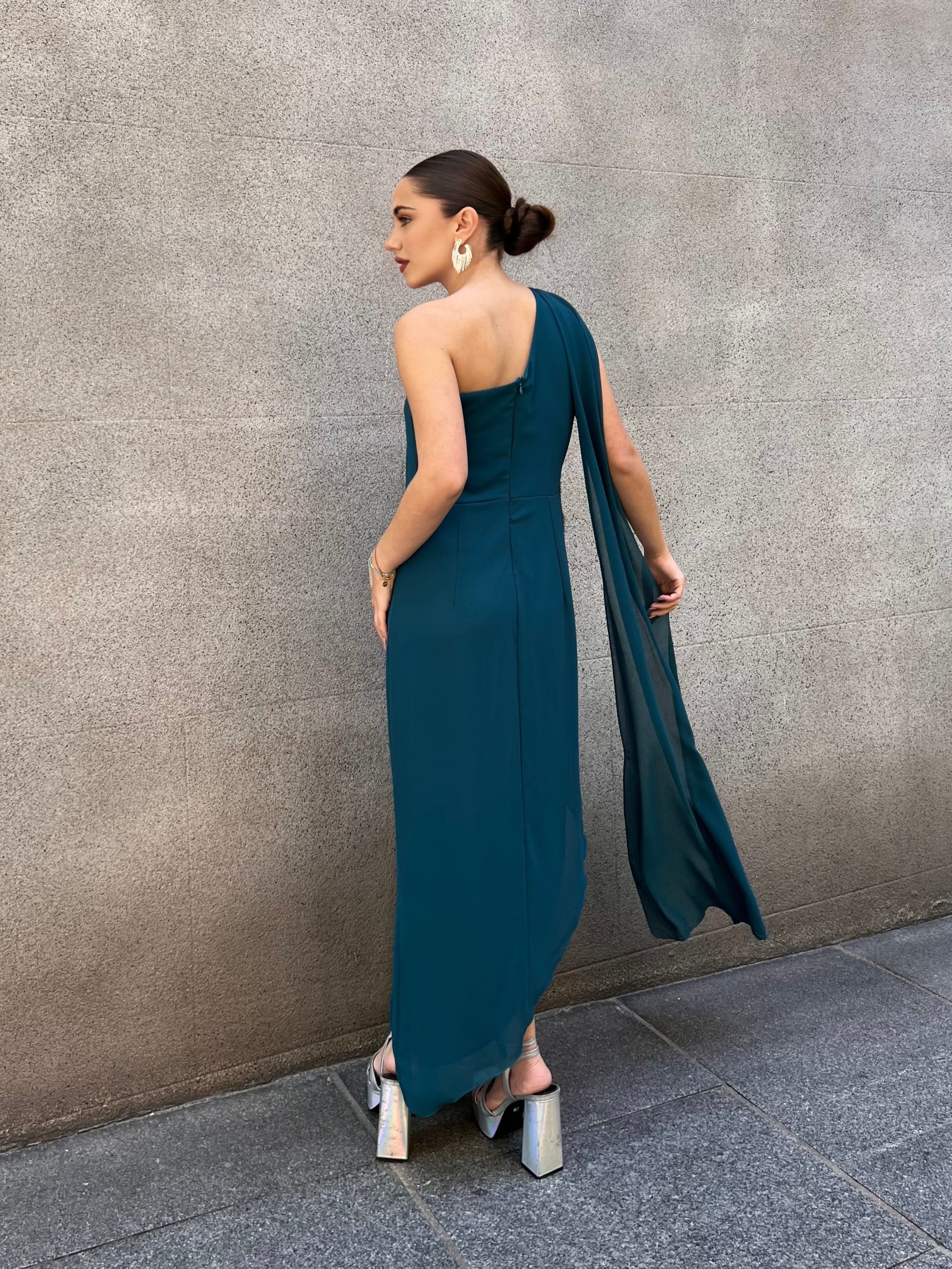 vestido-elegante-midi-asimetrico-con-capa-azul