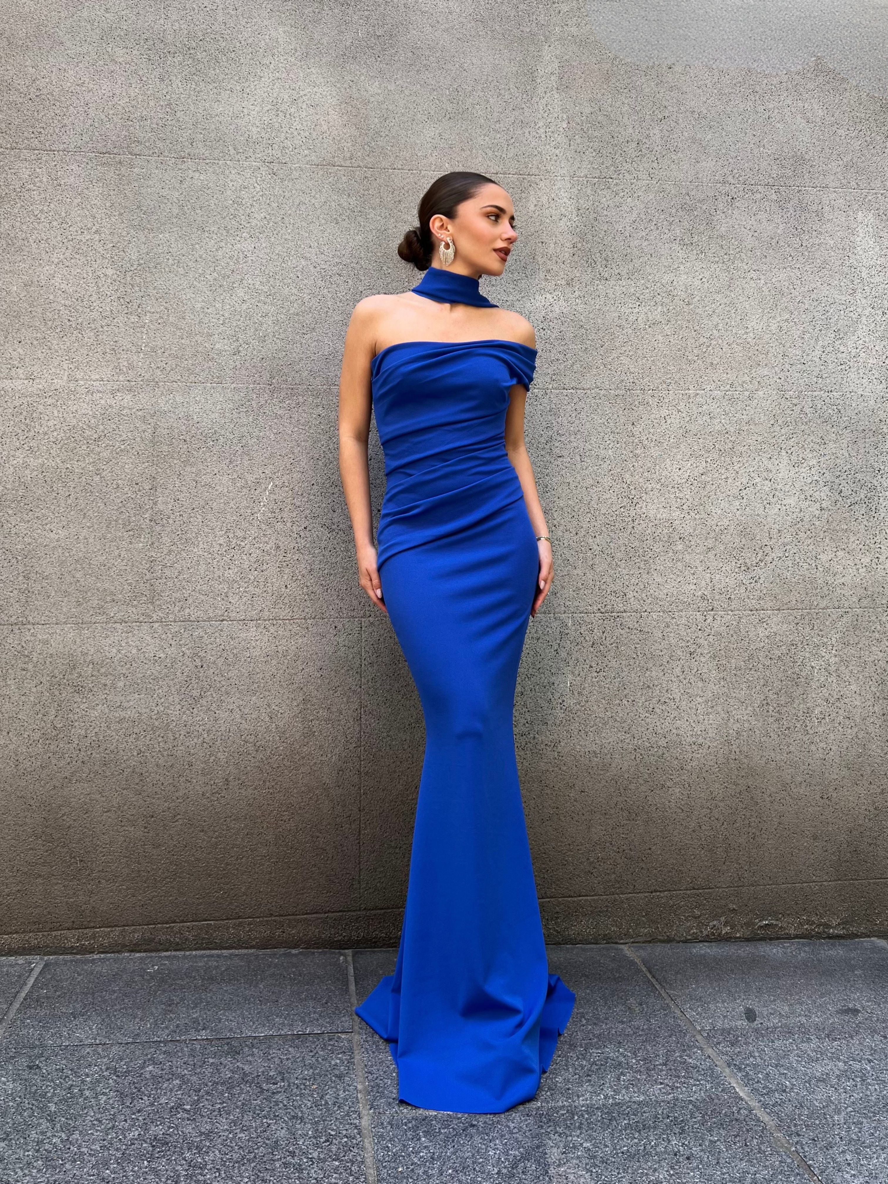 vestido-elegante-largo-drapeado-con-capa