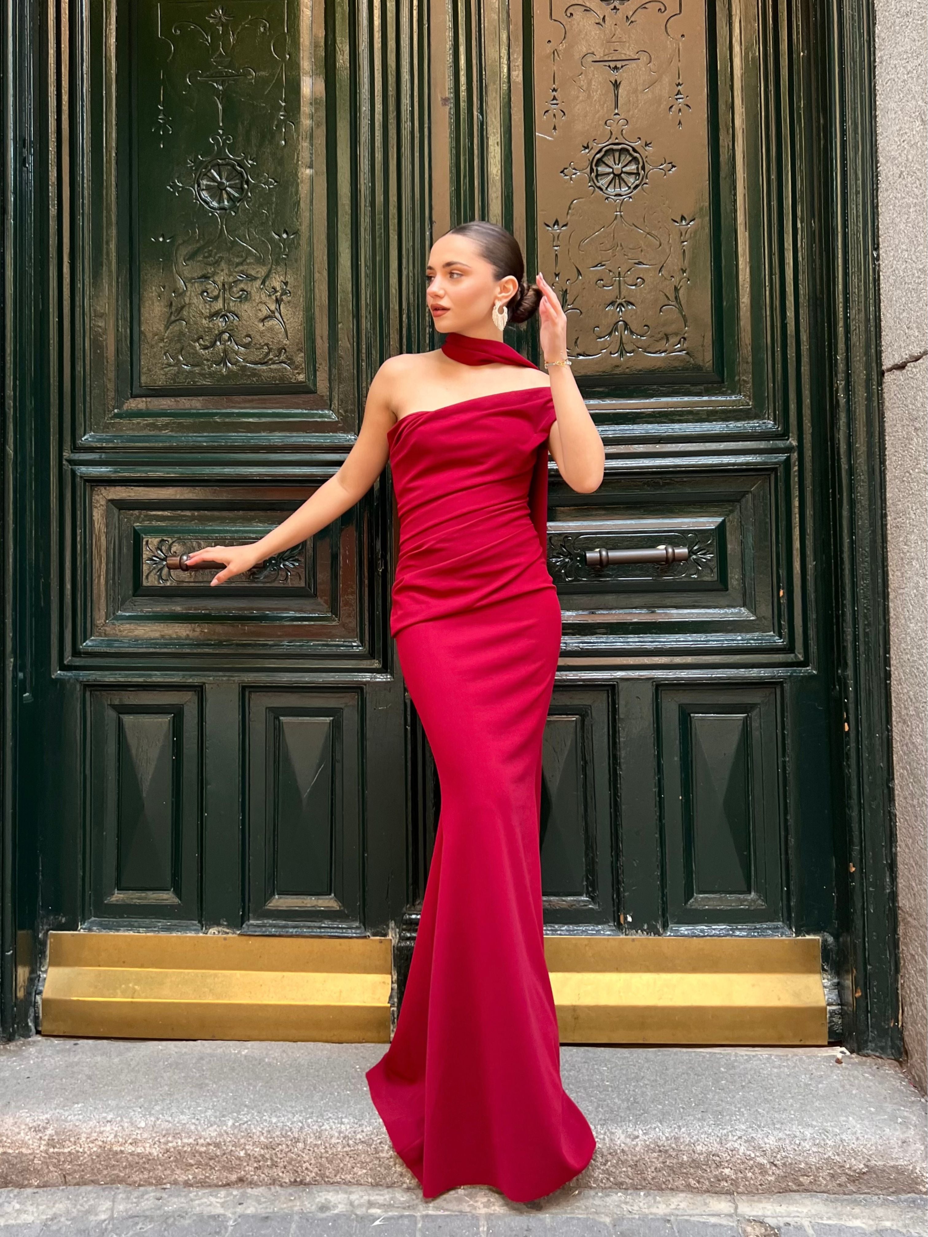 vestido-elegante-largo-drapeado-con-capa