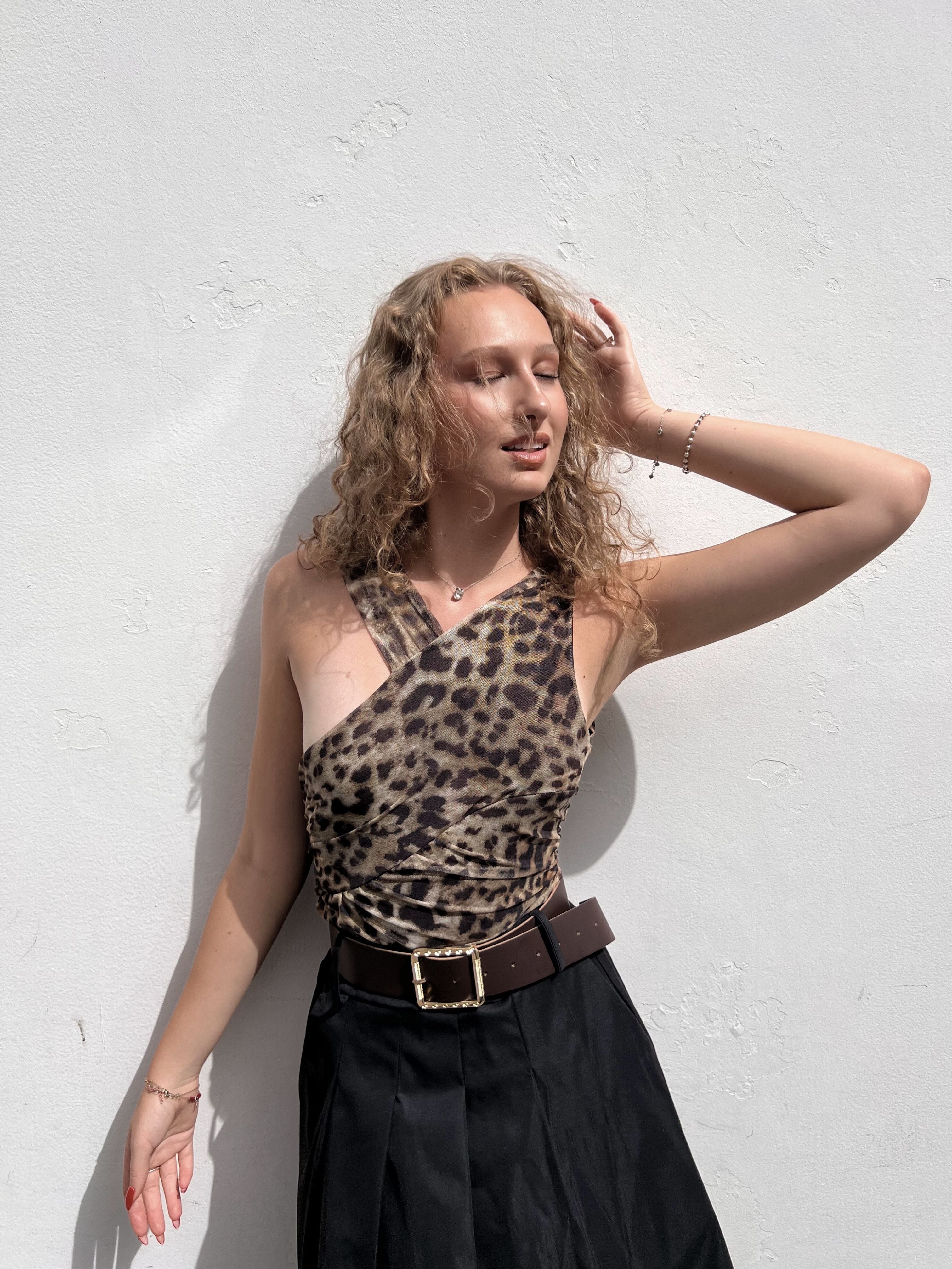 BODY DE TUL ESTAMPADO LEOPARDO ESCOTE ASIMETRICO CASUAL