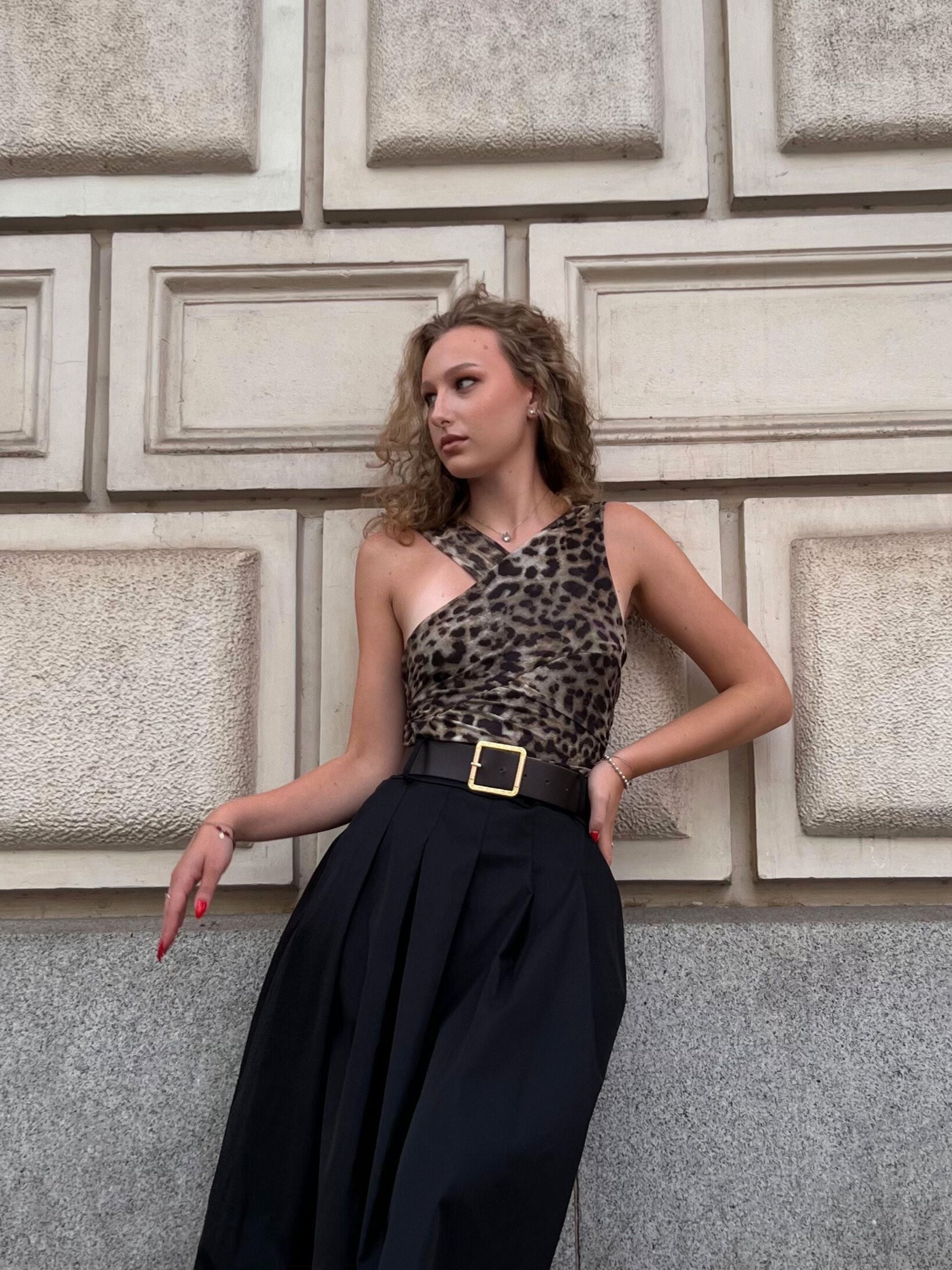 BODY DE TUL ESTAMPADO LEOPARDO ESCOTE ASIMETRICO CASUAL