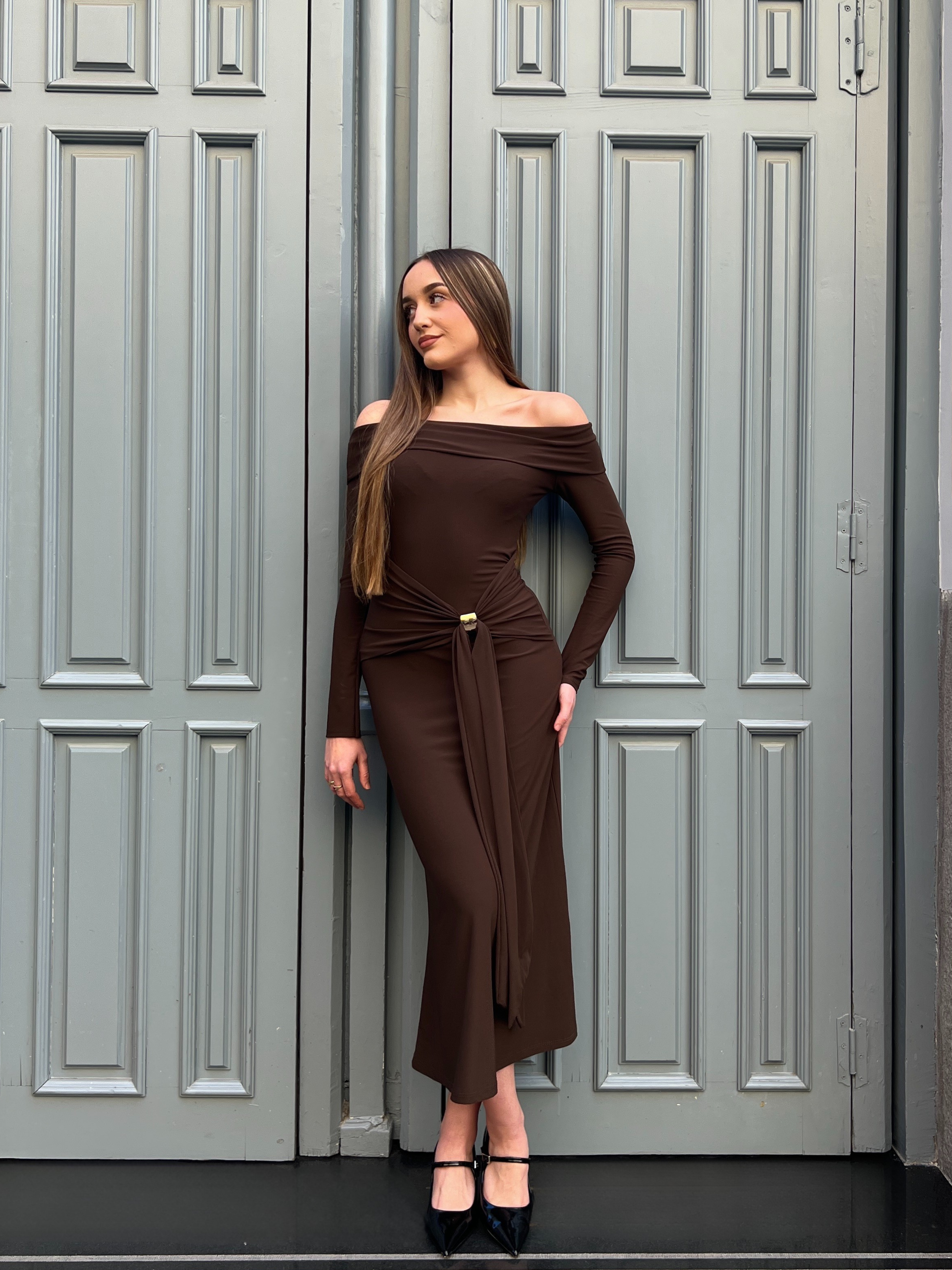 vestido-hombros-descubiertos-manga-larga